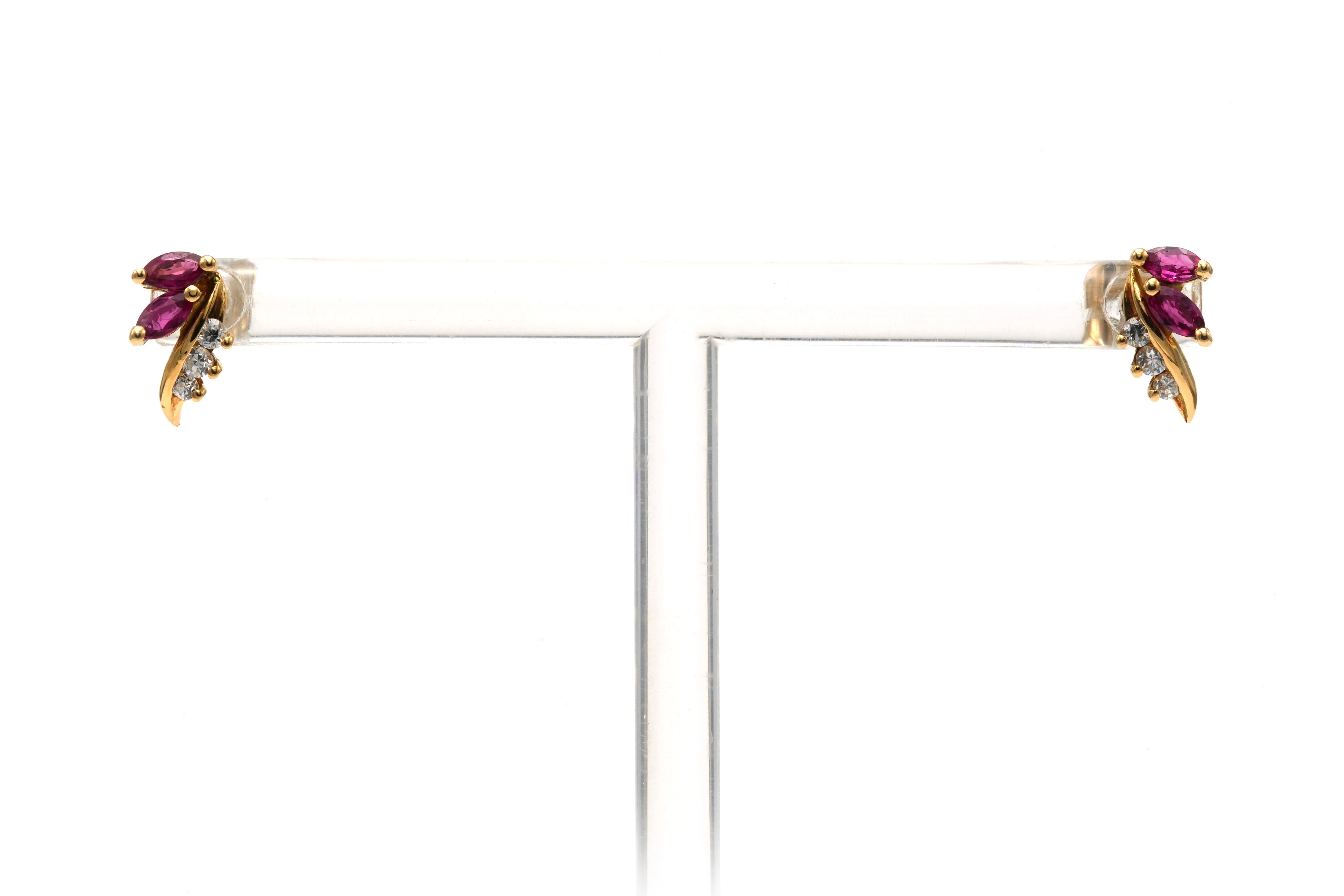 Boucles d'oreilles contemporaines en or jaune 18 carats serties de rubis et de diamants "taille" brillant (+-0.12 ct) - - 1