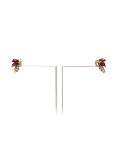 Boucles d'oreilles contemporaines en or jaune 18 carats serties de rubis et de diamants "taille" brillant (+-0.12 ct) - - 1