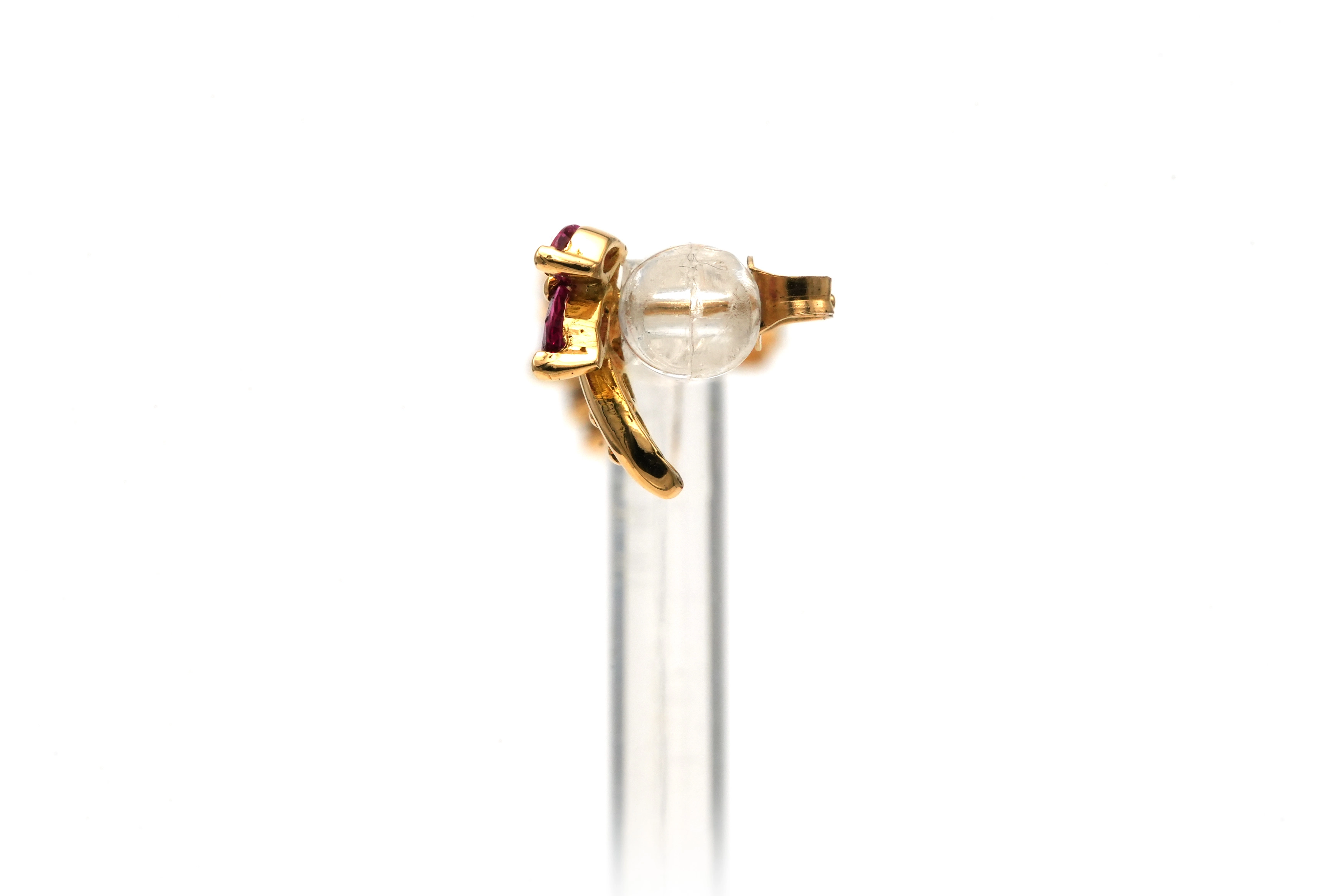 Boucles d'oreilles contemporaines en or jaune 18 carats serties de rubis et de diamants "taille" brillant (+-0.12 ct) - - 3
