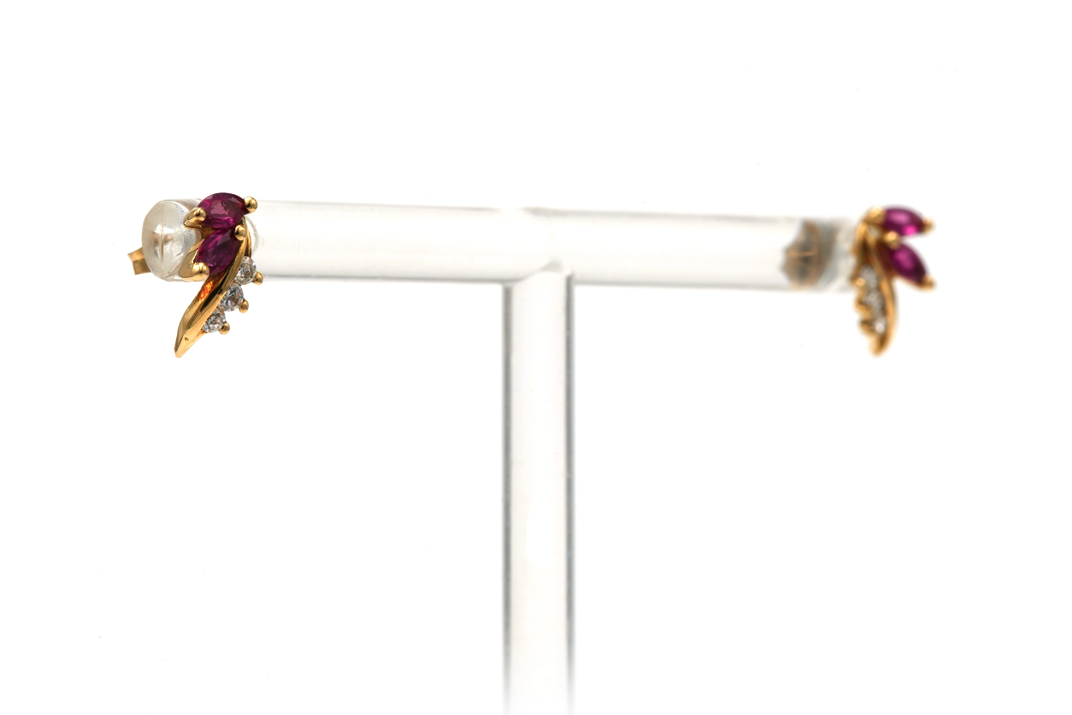Boucles d'oreilles contemporaines en or jaune 18 carats serties de rubis et de diamants "taille" brillant (+-0.12 ct) - - 6