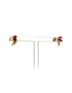 Boucles d'oreilles contemporaines en or jaune 18 carats serties de rubis et de diamants "taille" brillant (+-0.12 ct) - - 6