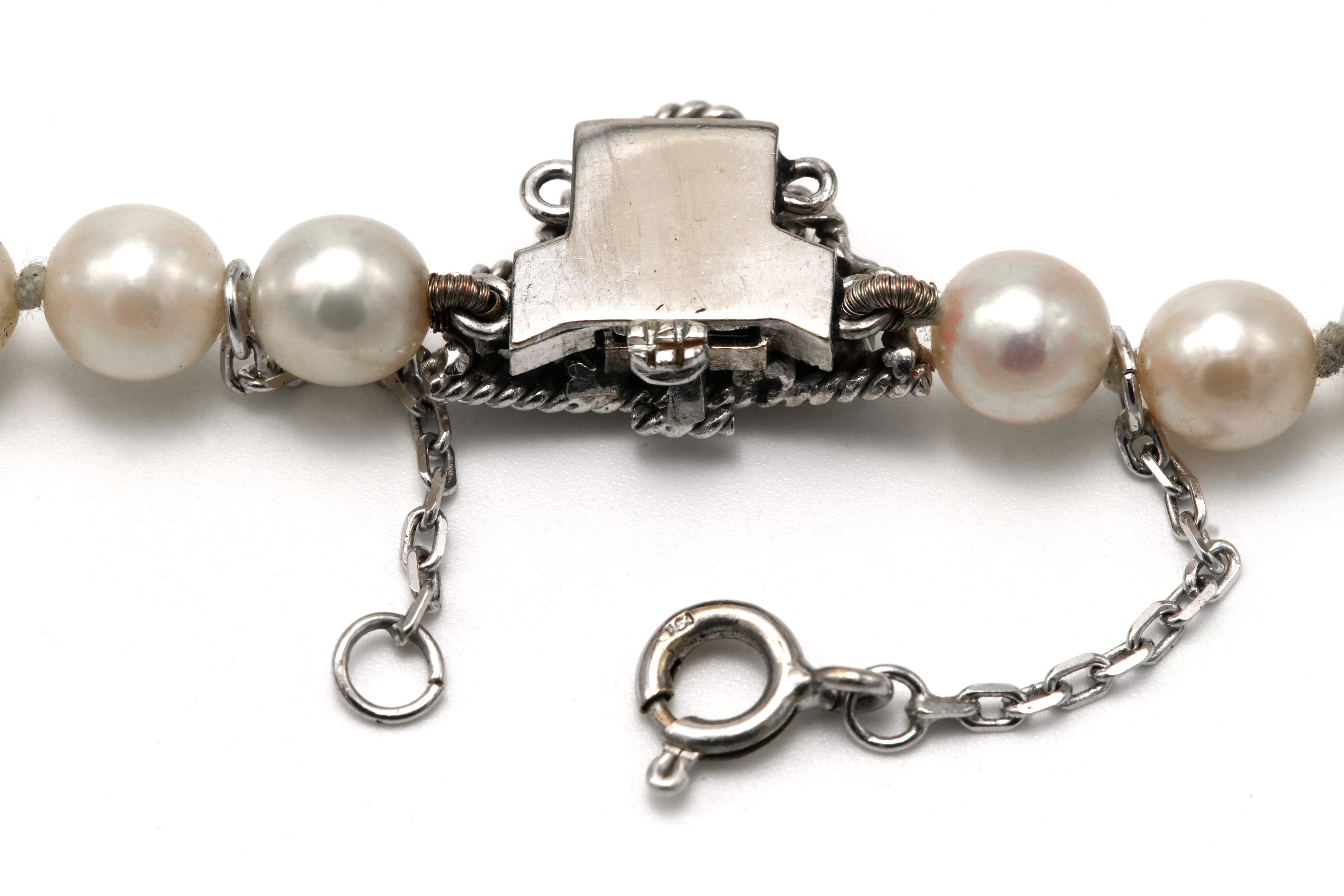 Collier de perles Années 50 en or blanc 18 carats serti de diamants taille "brillant" (+- 0.30 ct) - 5