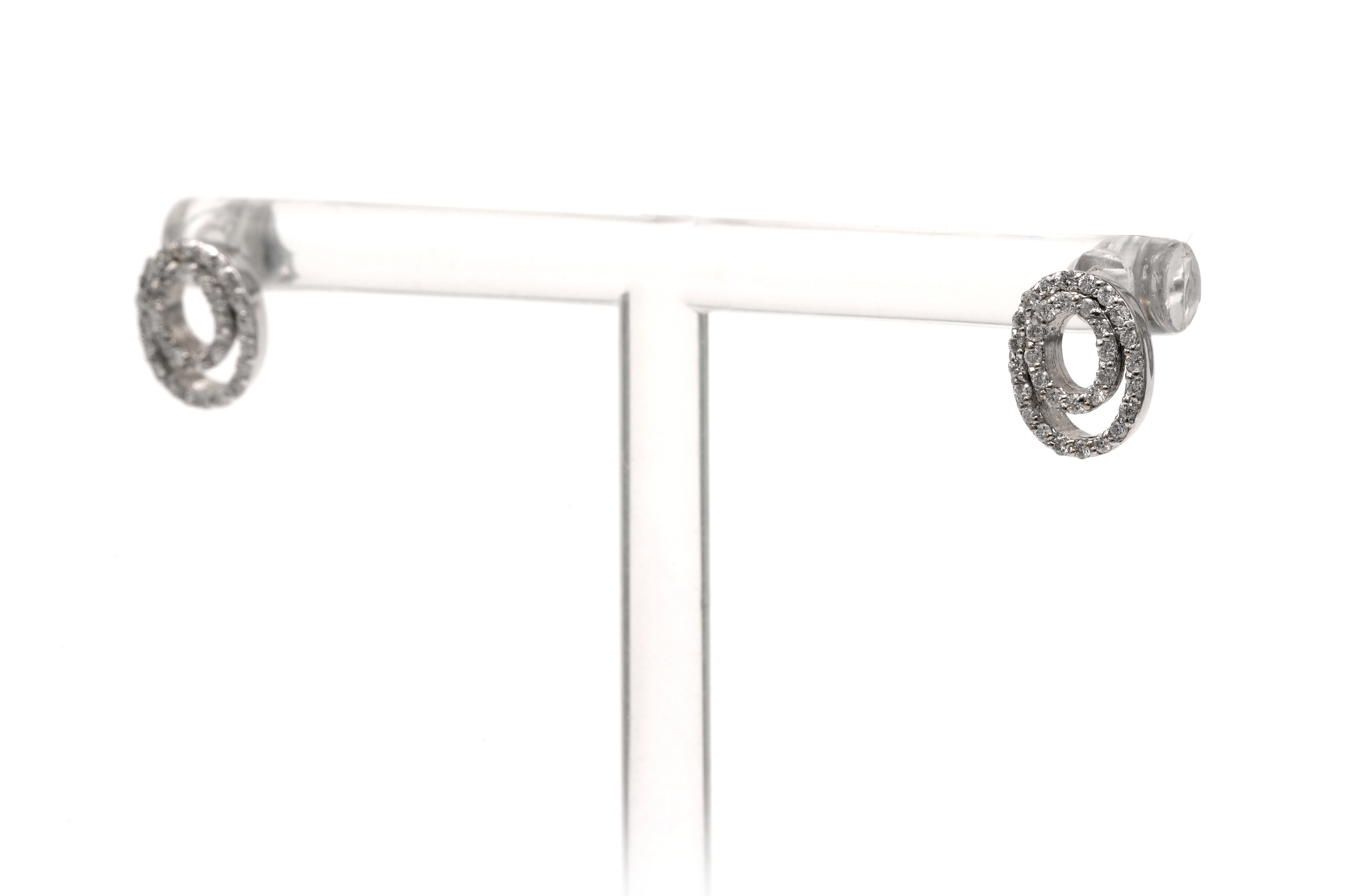 Boucles d'oreilles contemporaines en or blanc 18 carats serties de diamants taille "brillant" (+- 0.44ct) - 1