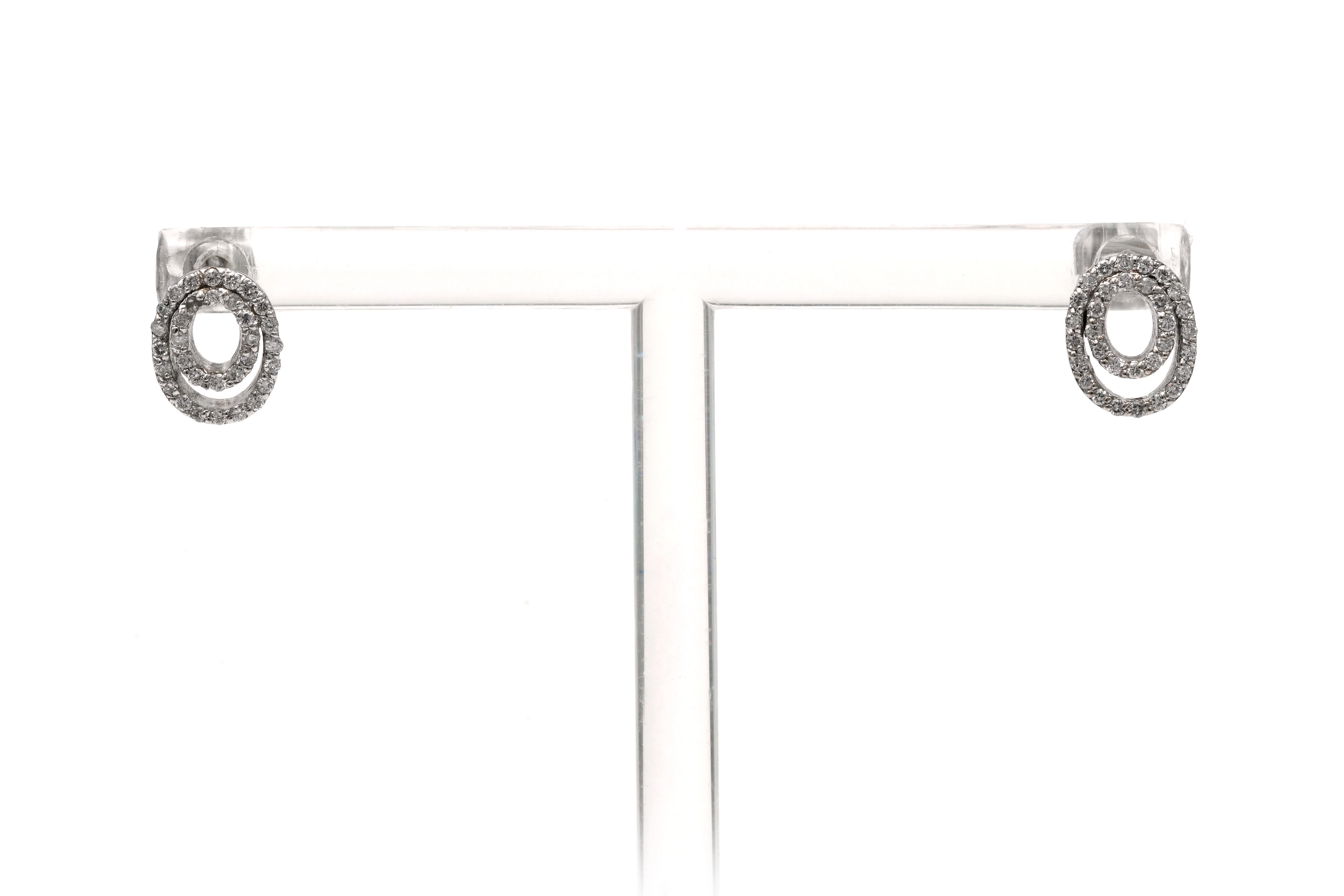 Boucles d'oreilles contemporaines en or blanc 18 carats serties de diamants taille "brillant" (+- 0.44ct) - 2