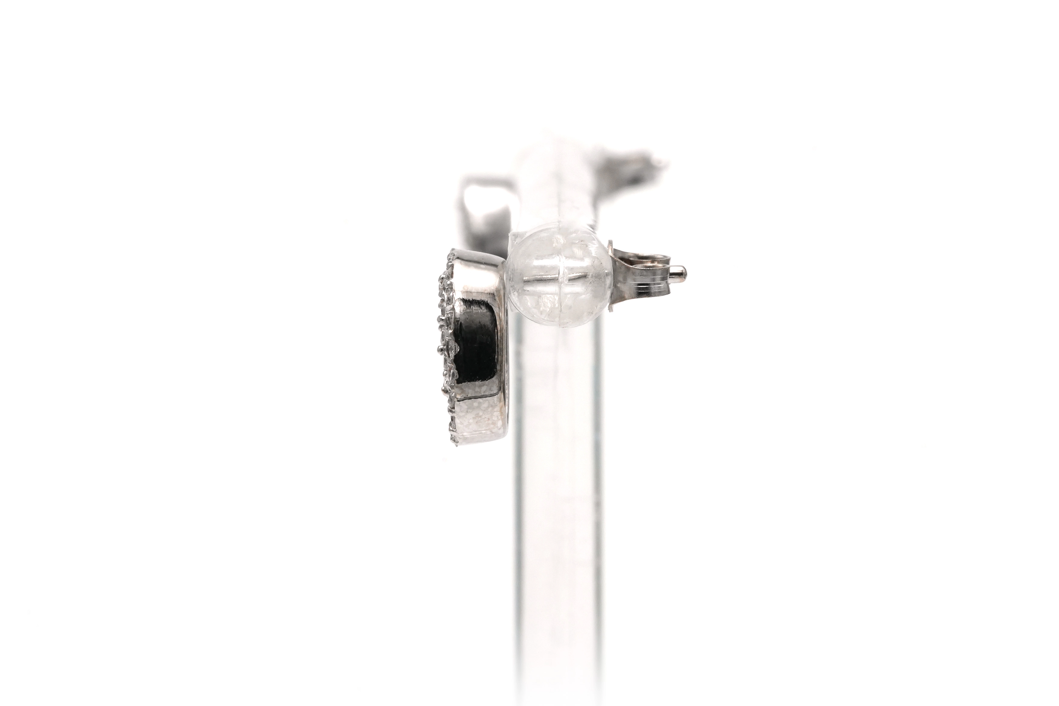 Boucles d'oreilles contemporaines en or blanc 18 carats serties de diamants taille "brillant" (+- 0.44ct) - 3