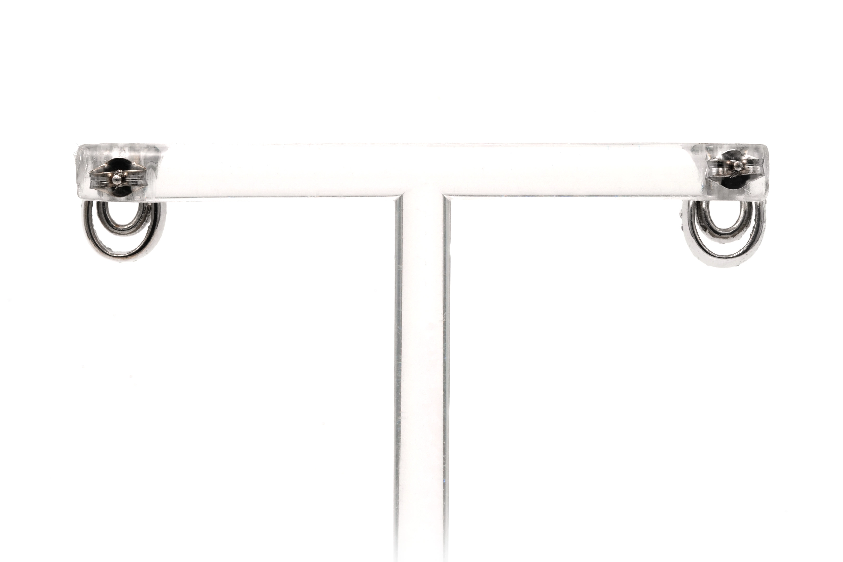 Boucles d'oreilles contemporaines en or blanc 18 carats serties de diamants taille "brillant" (+- 0.44ct) - 4