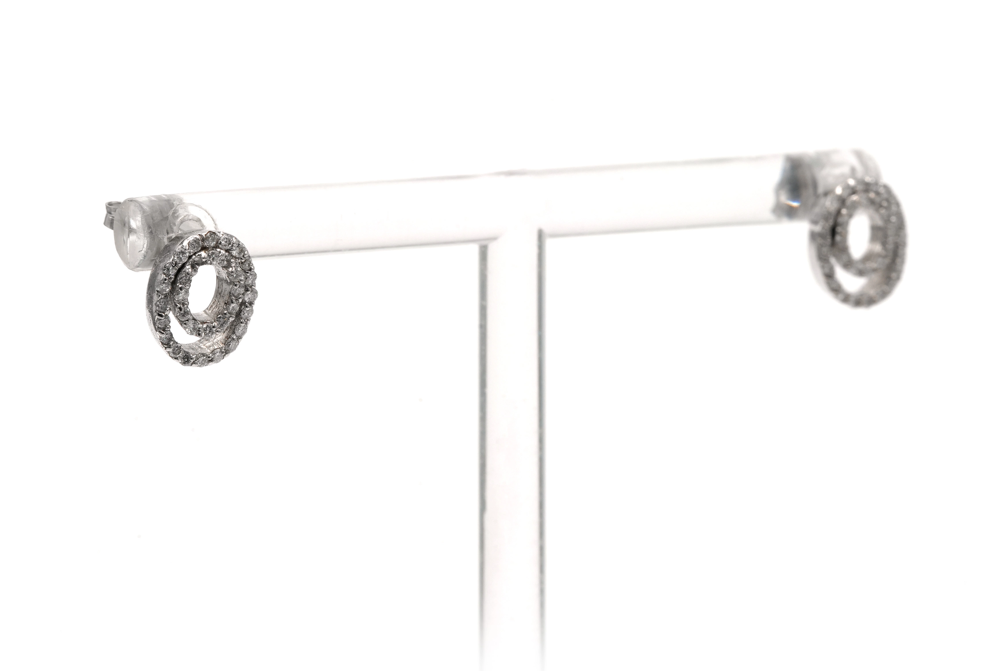 Boucles d'oreilles contemporaines en or blanc 18 carats serties de diamants taille "brillant" (+- 0.44ct) - 6