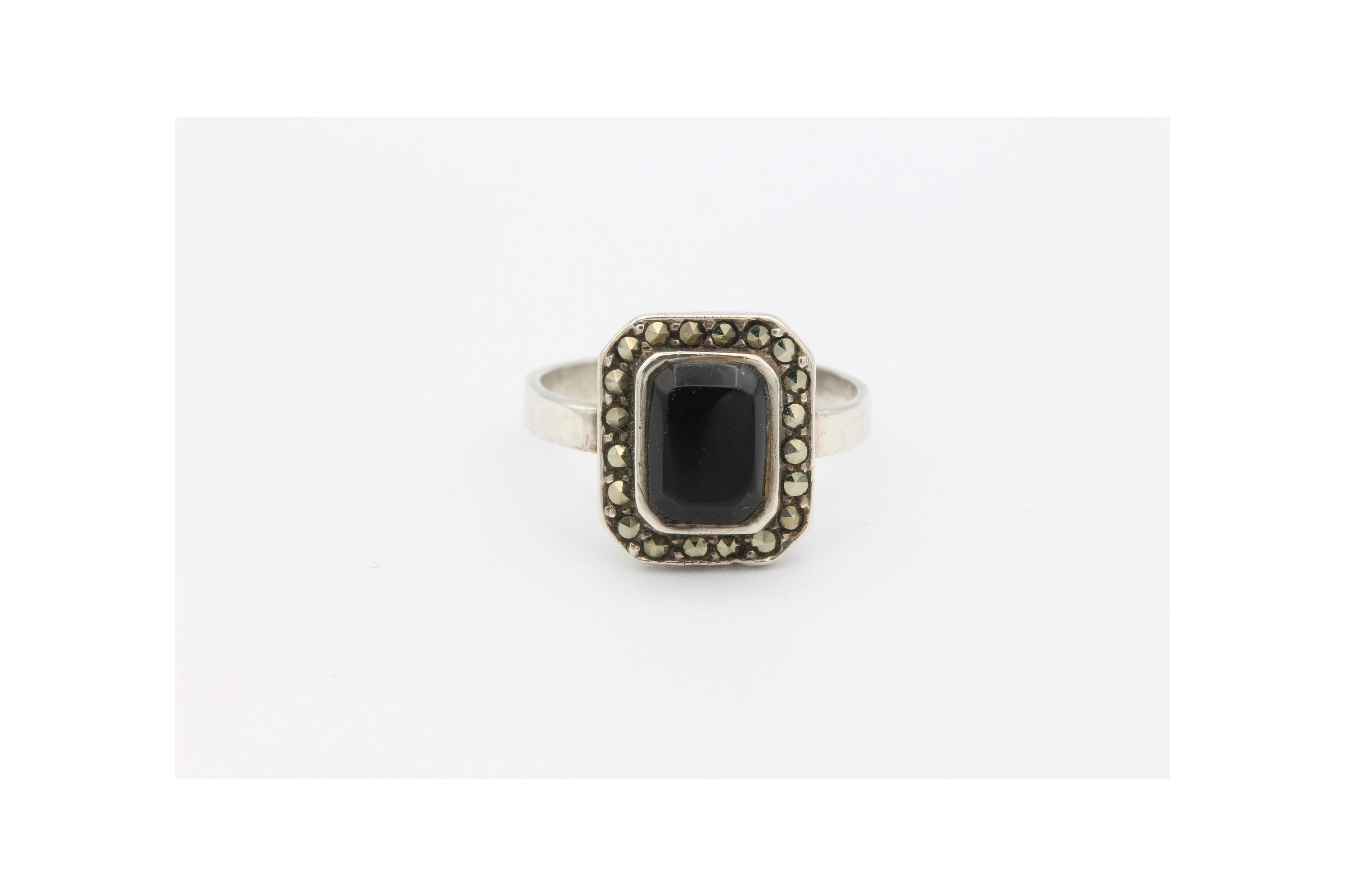 Bague Art Déco en argent 925 sertie d'un onyx et de marcassites-The Vintage Workshop