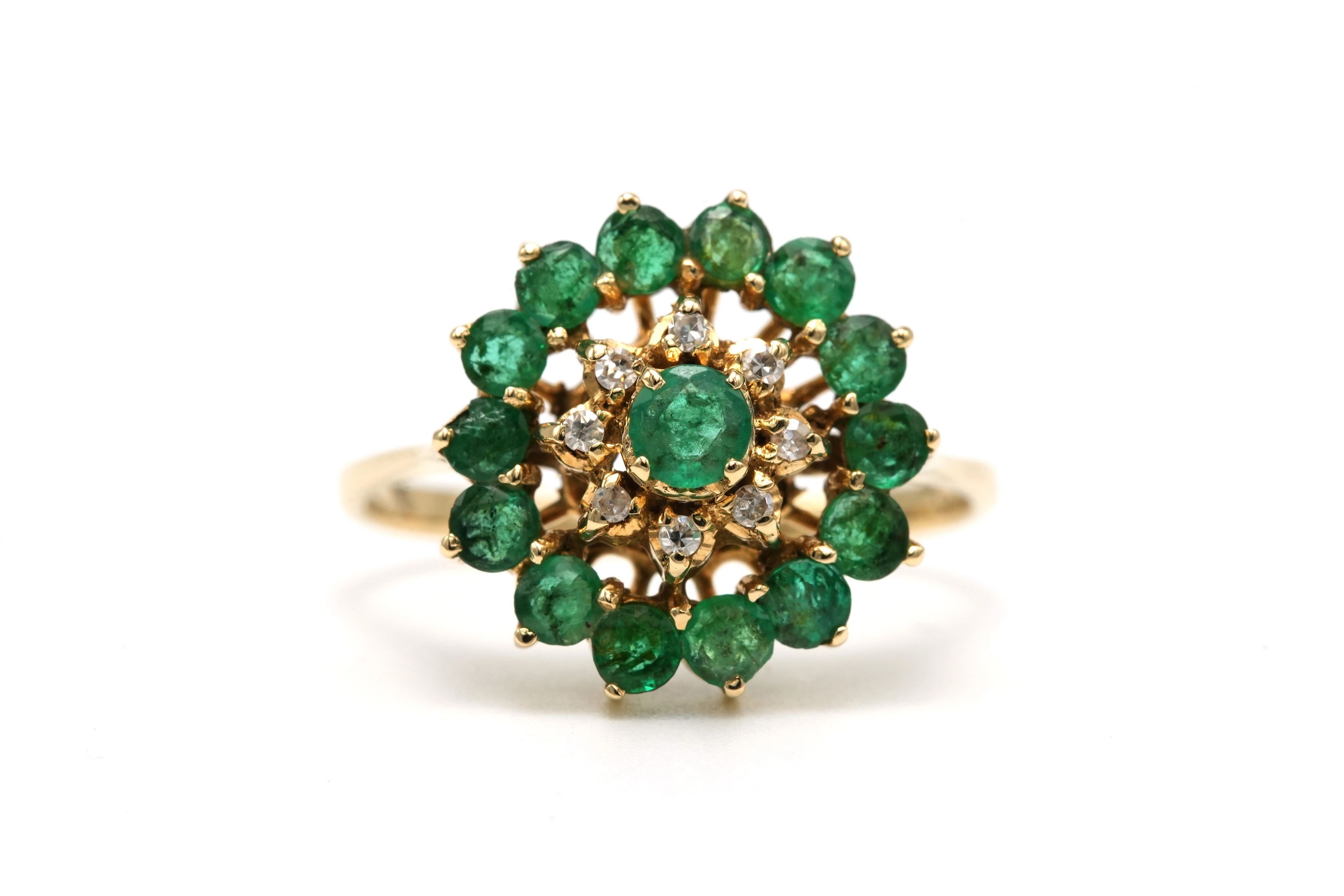 Bague contemporaine en or jaune 14 carats sertie d'émeraudes et de diamants "taille" brillant (+-0.06ct) - - 1