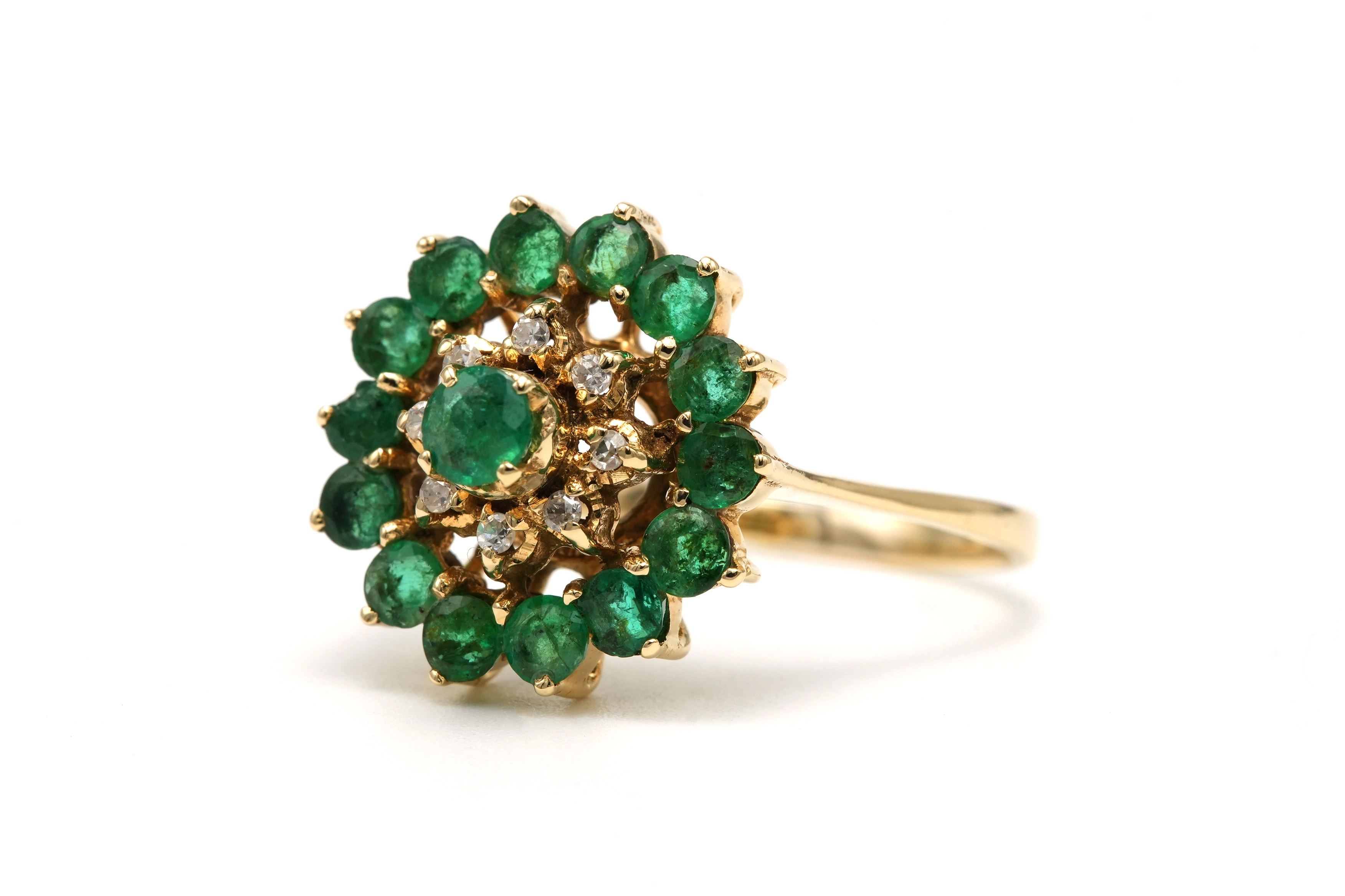 Bague contemporaine en or jaune 14 carats sertie d'émeraudes et de diamants "taille" brillant (+-0.06ct) - - 2