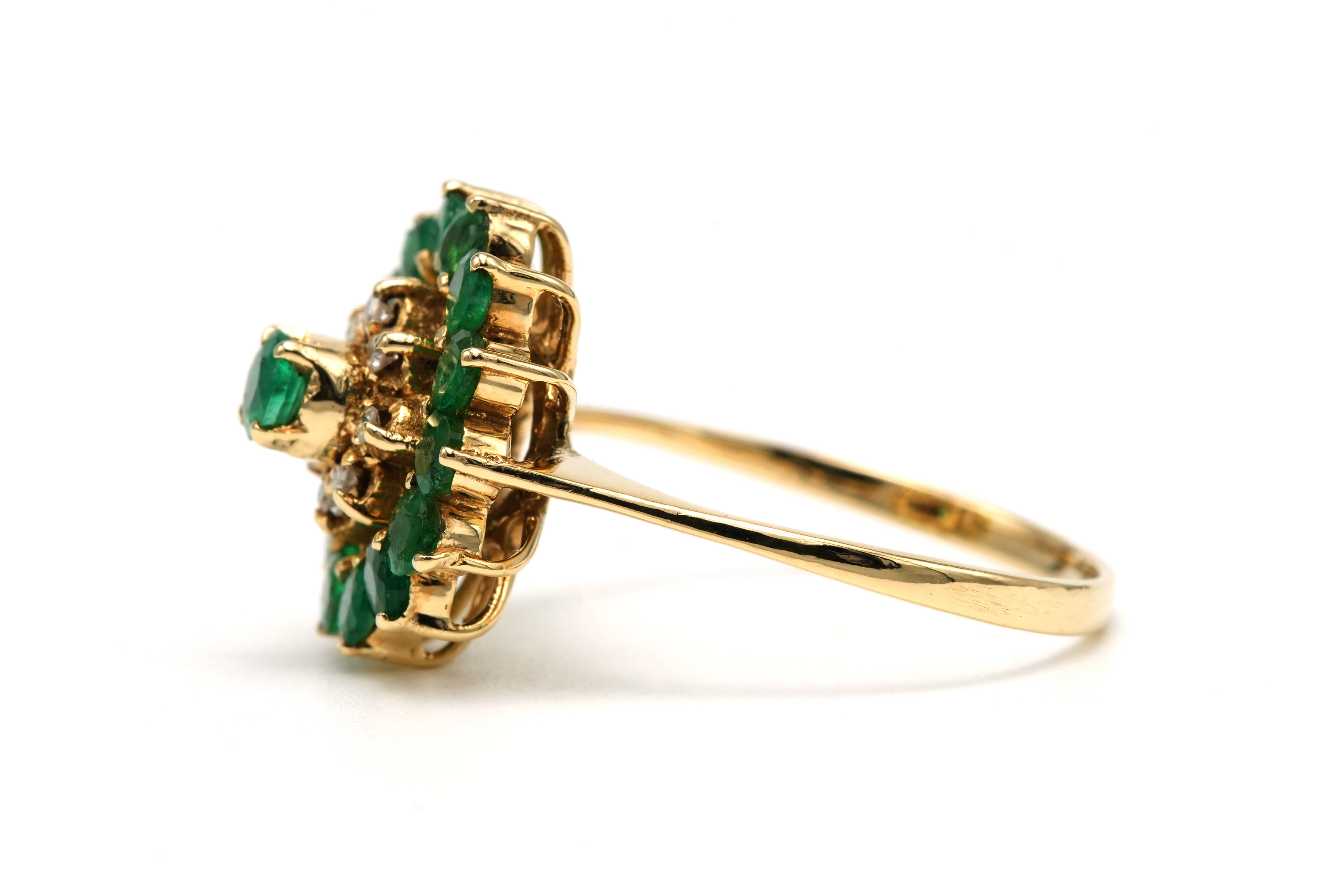 Bague contemporaine en or jaune 18 carats sertie d'émeraudes et de diamants "taille" brillant (+-0.06ct) - 3