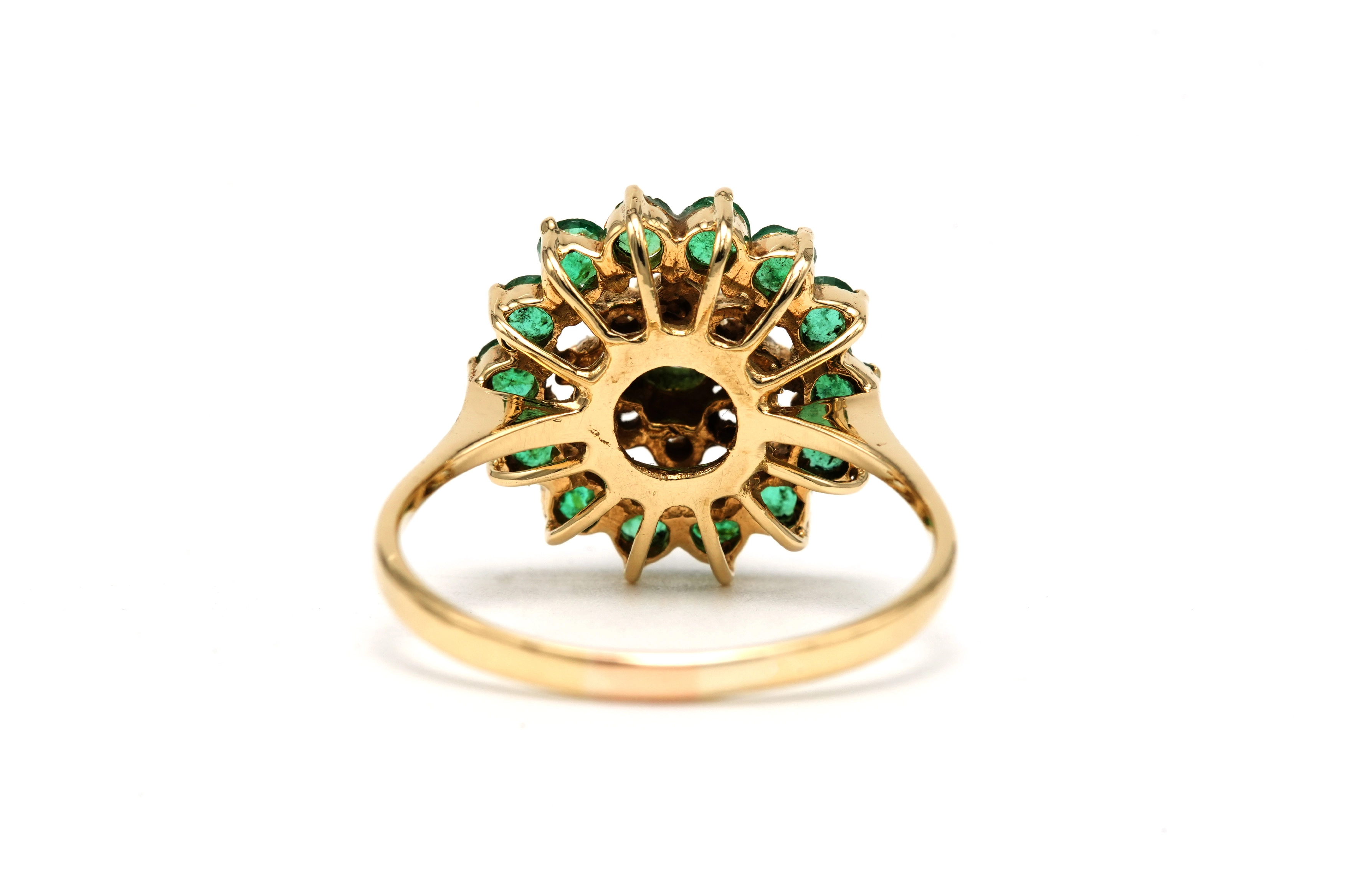 Bague contemporaine en or jaune 18 carats sertie d'émeraudes et de diamants "taille" brillant (+-0.06ct) - 4