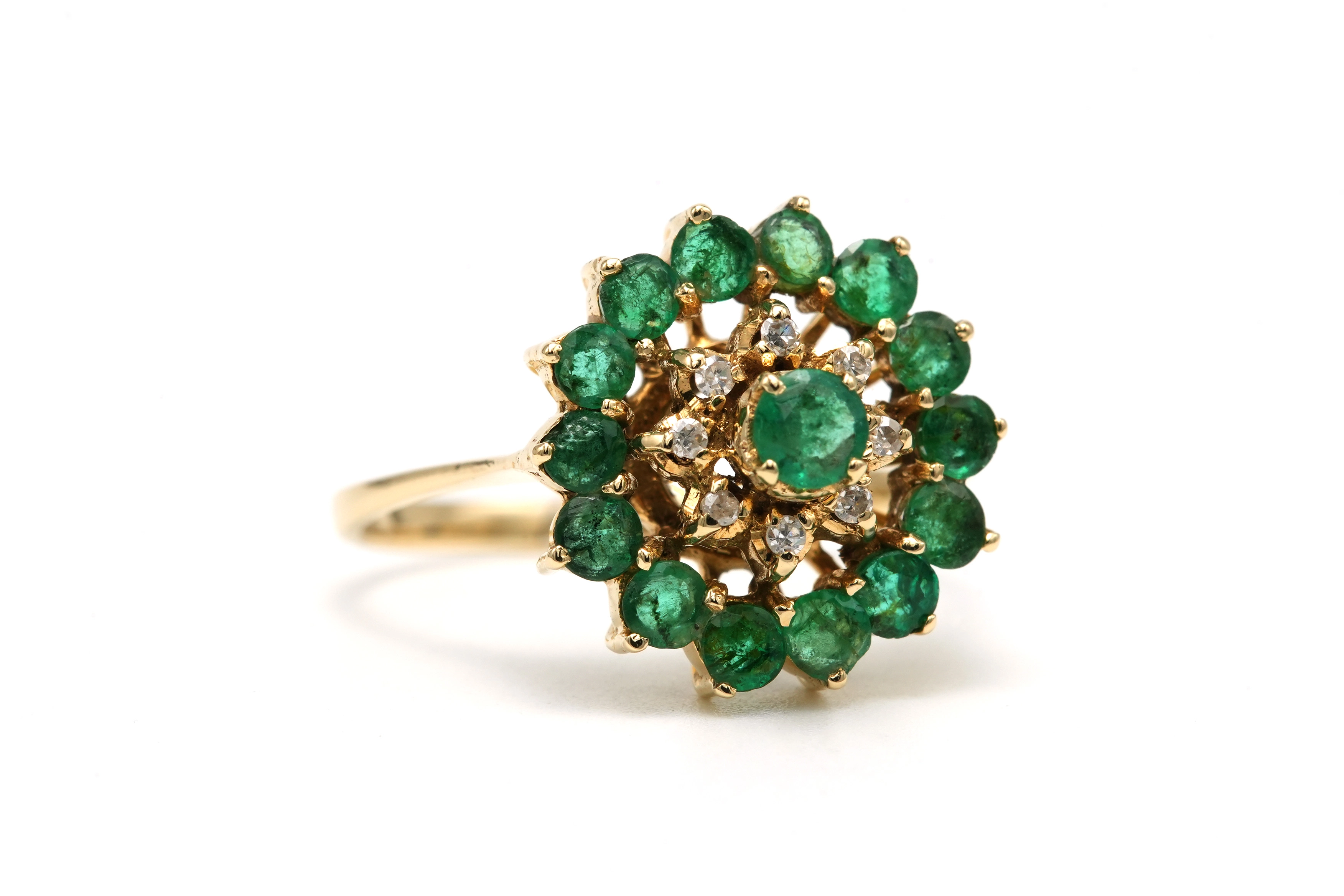 Bague contemporaine en or jaune 18 carats sertie d'émeraudes et de diamants "taille" brillant (+-0.06ct) - 6