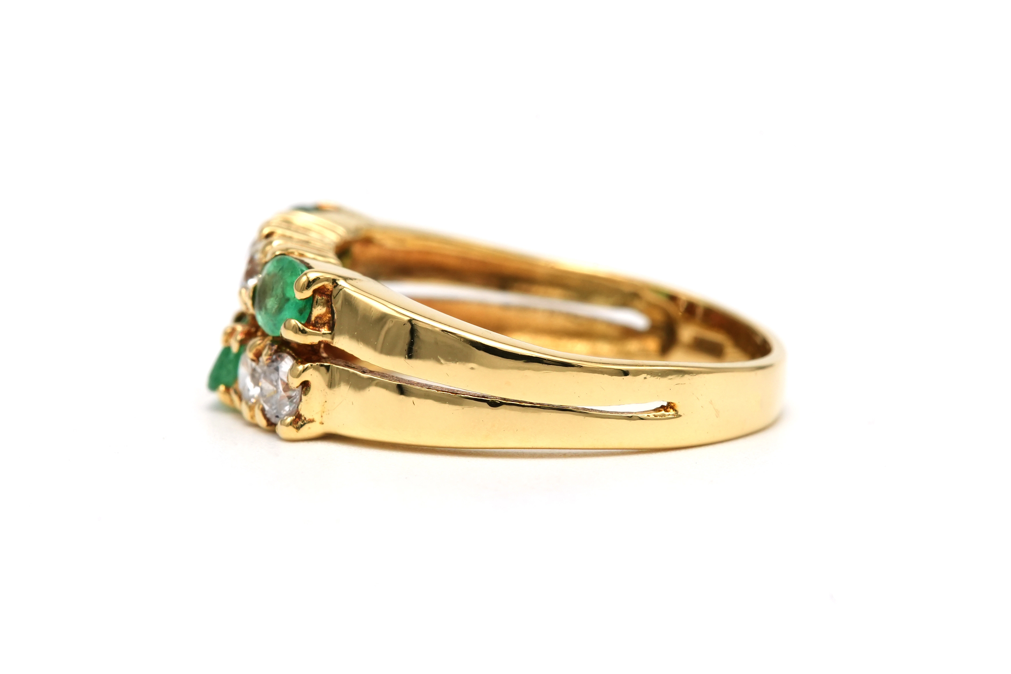 Bague contemporaine en or jaune 18 carats sertie d'émeraudes et de diamants taille "brillant" (+- 0.54 ct) - 1