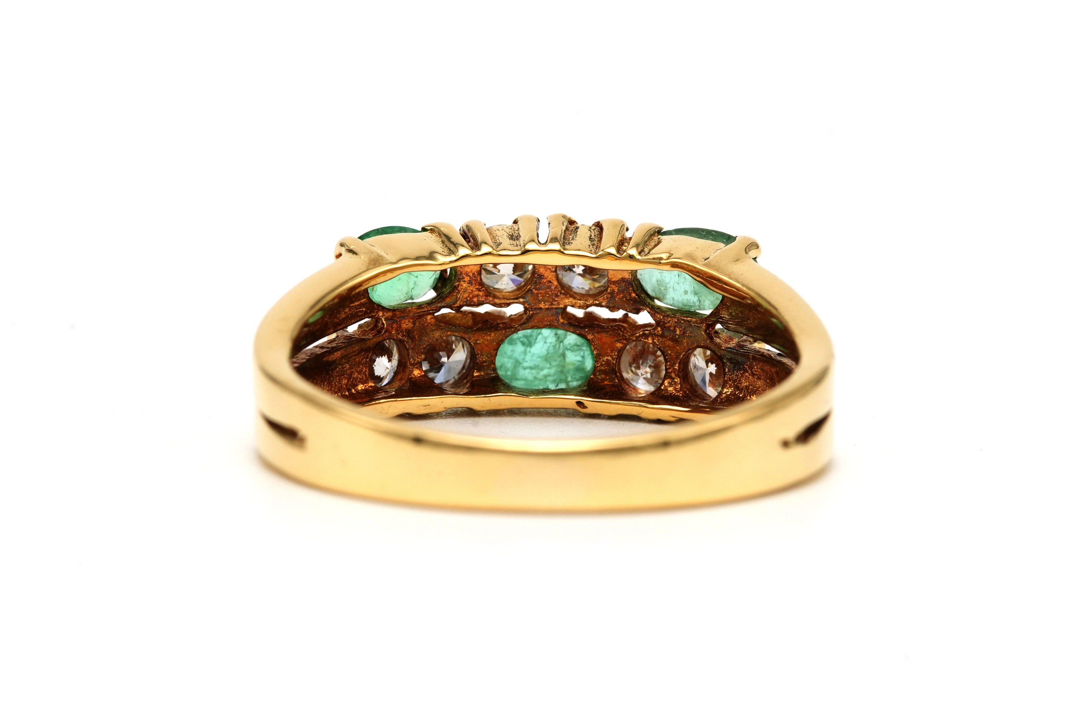 Bague contemporaine en or jaune 18 carats sertie d'émeraudes et de diamants taille "brillant" (+- 0.54 ct) - 2