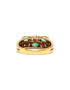 Bague contemporaine en or jaune 18 carats sertie d'émeraudes et de diamants taille "brillant" (+- 0.54 ct) - 2