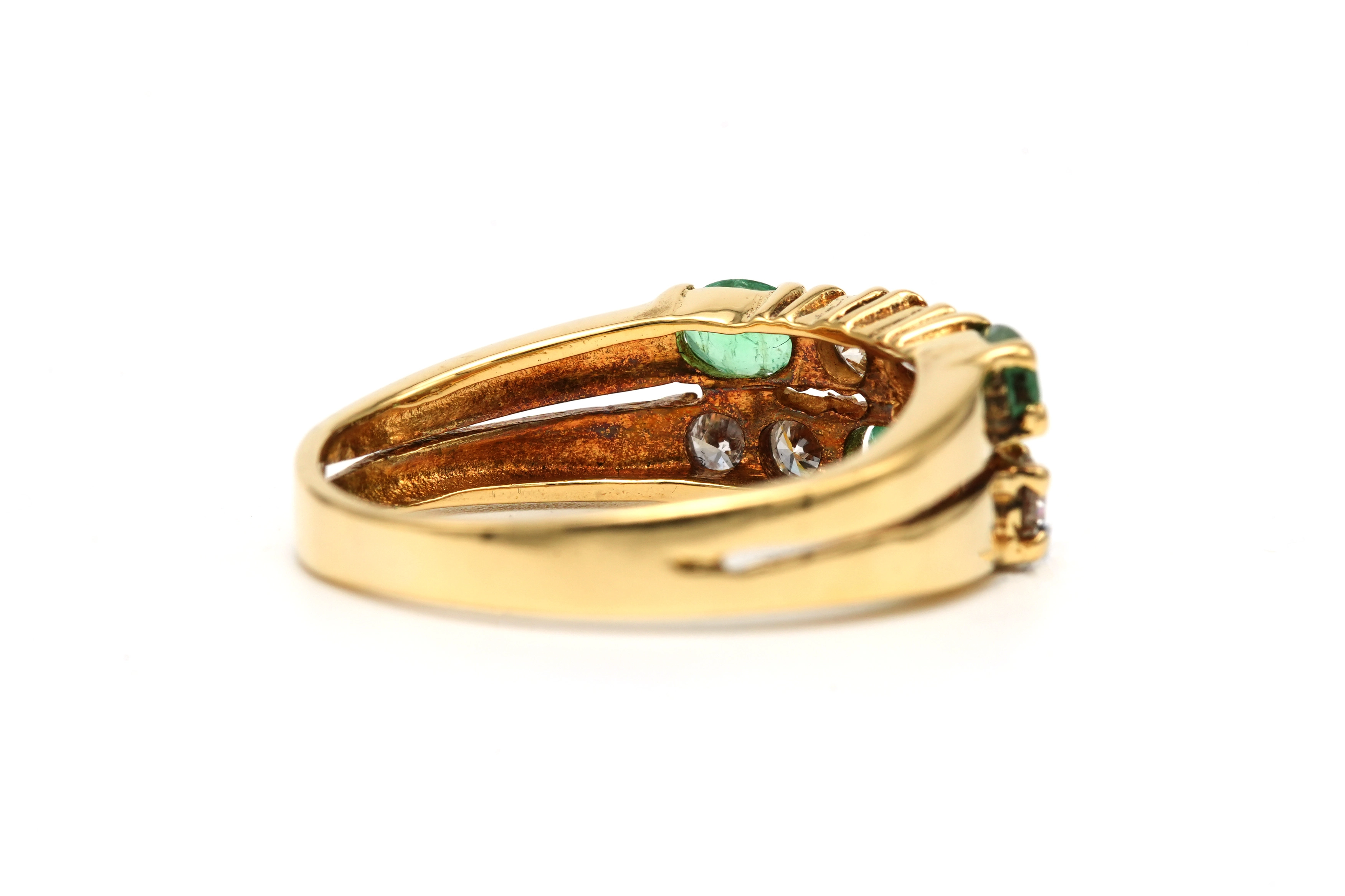 Bague contemporaine en or jaune 18 carats sertie d'émeraudes et de diamants taille "brillant" (+- 0.54 ct) - 3
