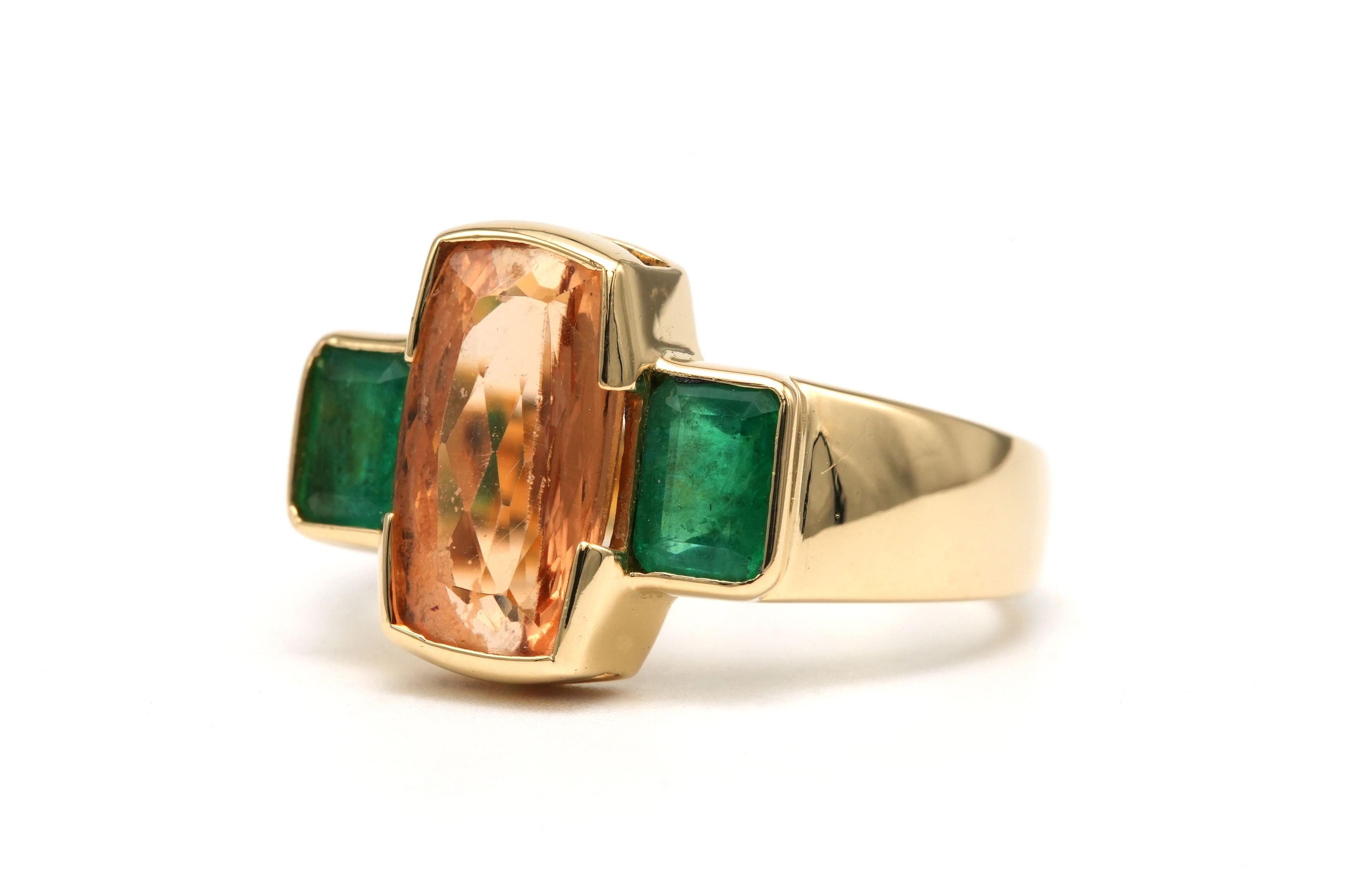 Bague contemporaine en or jaune 18 carats sertie d'émeraudes et d'une topaze - 2