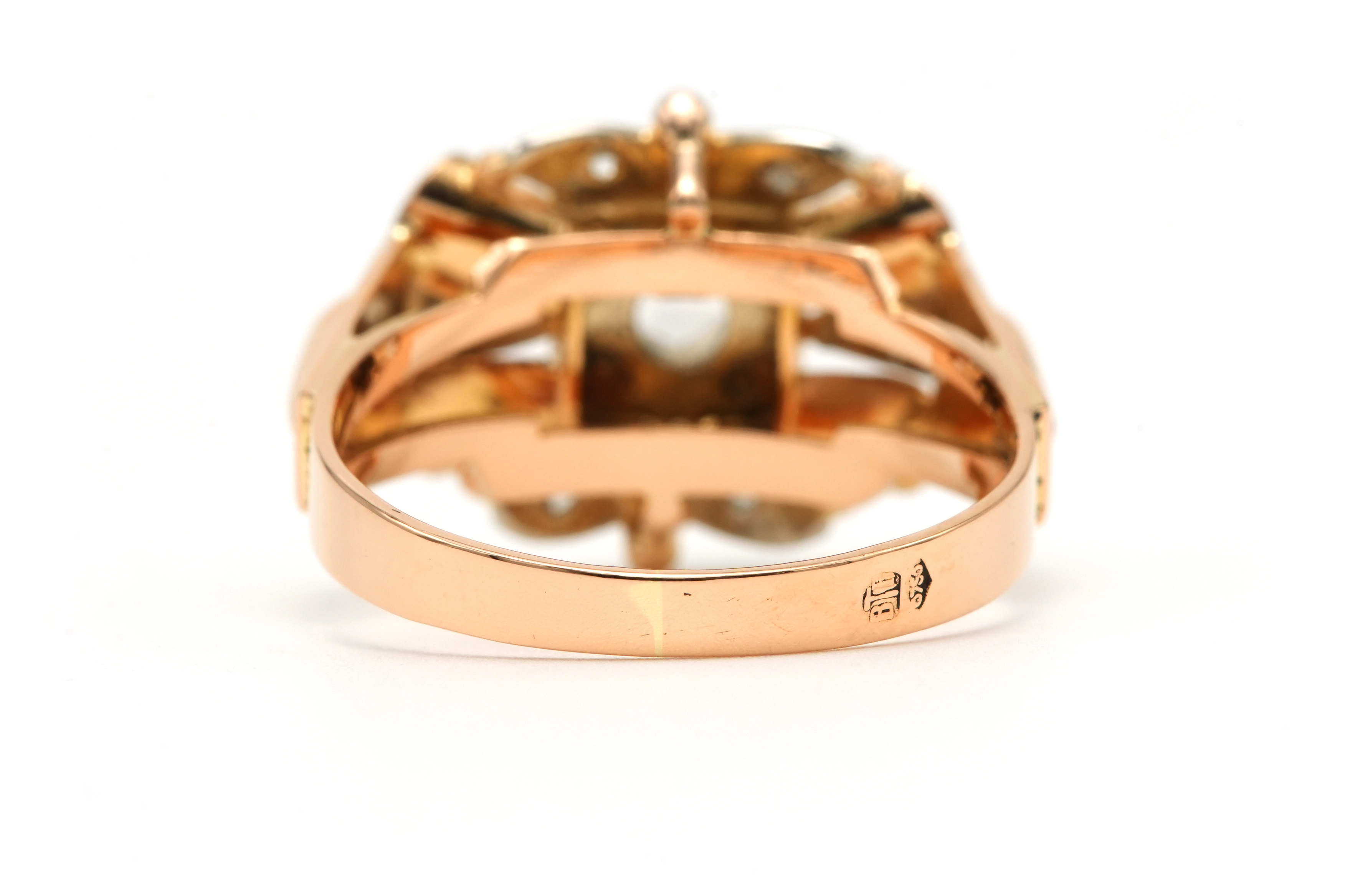 Bague Art Déco en or jaune et or blanc 18 carats sertie de diamants taille "rose" - 5