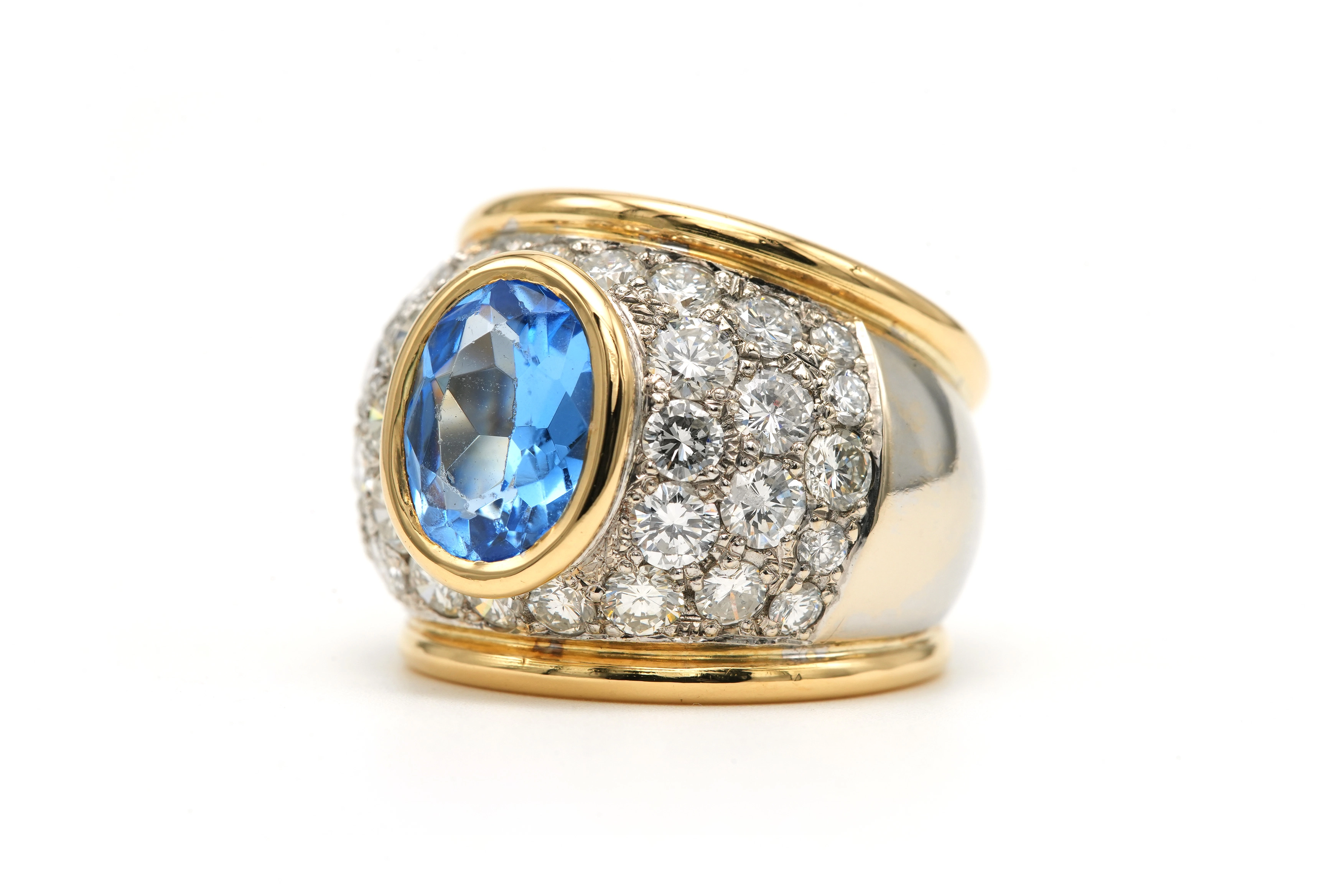 Bague contemporaine en or jaune et or blanc 18 carats sertie d'une topaze et de diamants taille "brillant" (+- 3.20ct) - 2