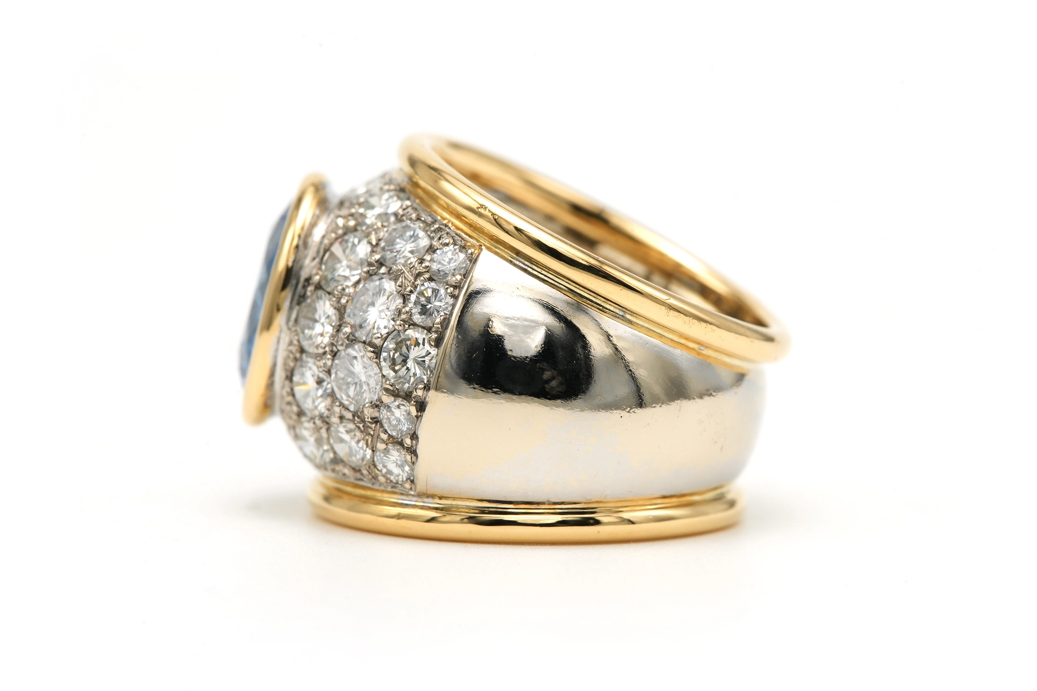 Bague contemporaine en or jaune et or blanc 18 carats sertie d'une topaze et de diamants taille "brillant" (+- 3.20ct) - 3