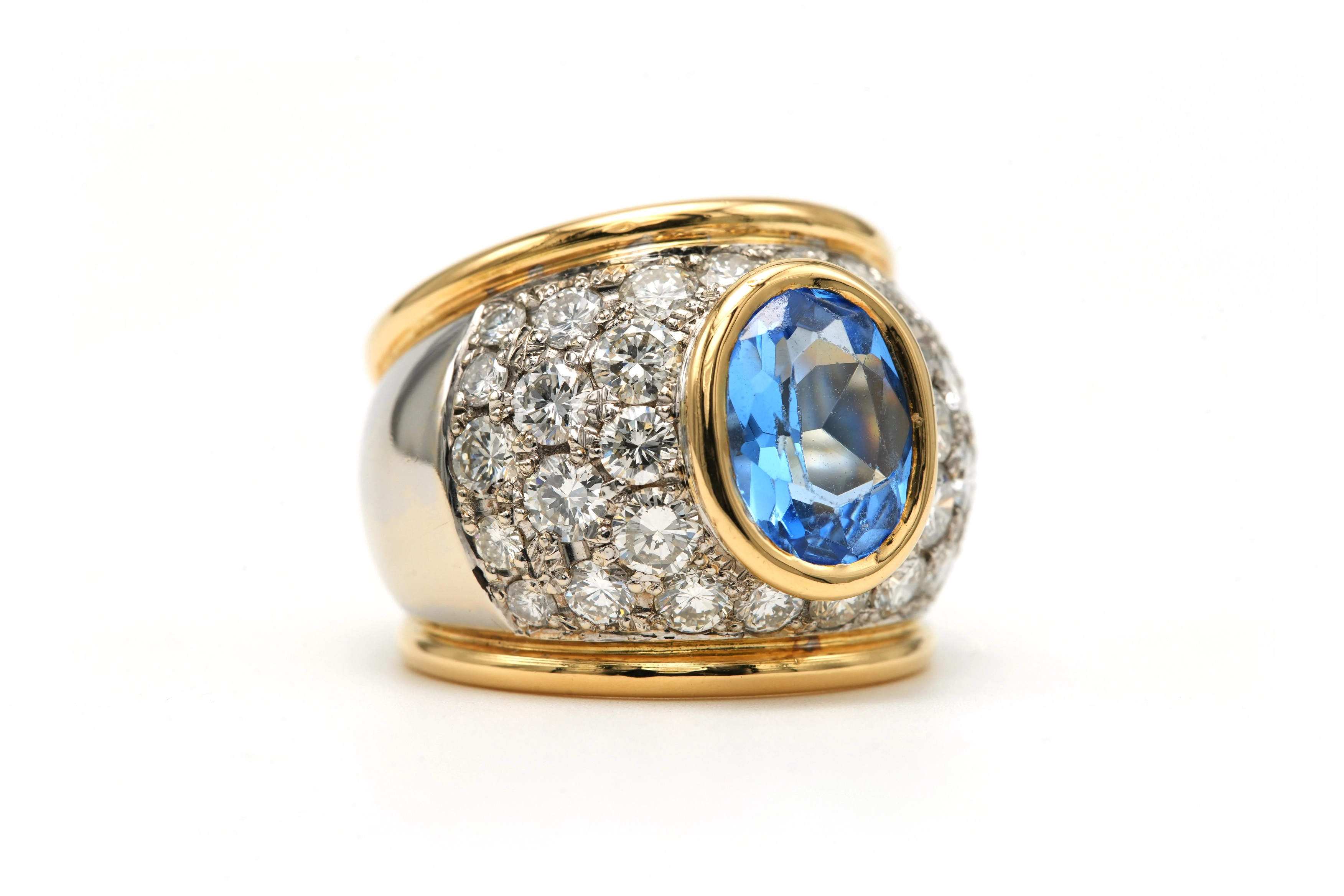 Bague contemporaine en or jaune et or blanc 18 carats sertie d'une topaze et de diamants taille "brillant" (+- 3.20ct) - 6