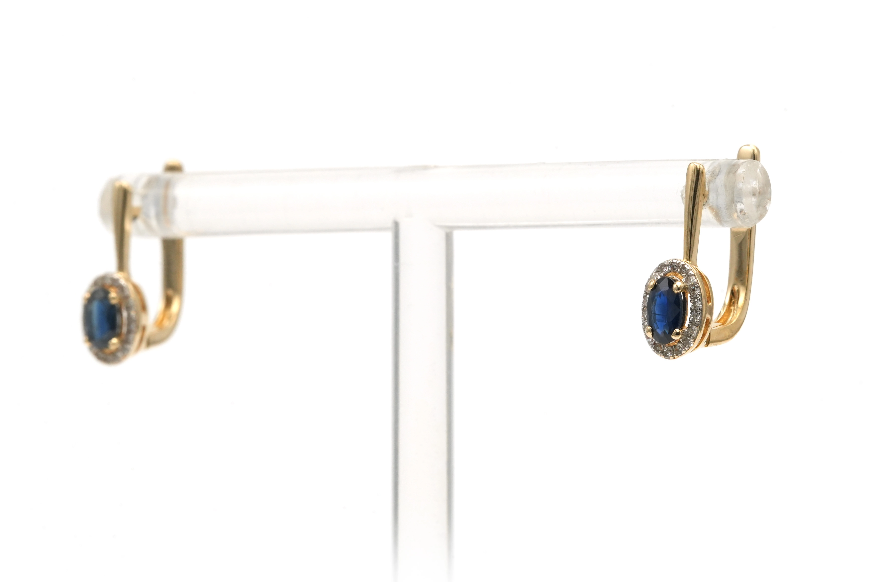 Boucles d'oreilles contemporaines en or jaune 14 carats serties de saphirs et de diamants taille "brillant" (+- 0.18ct) - 1