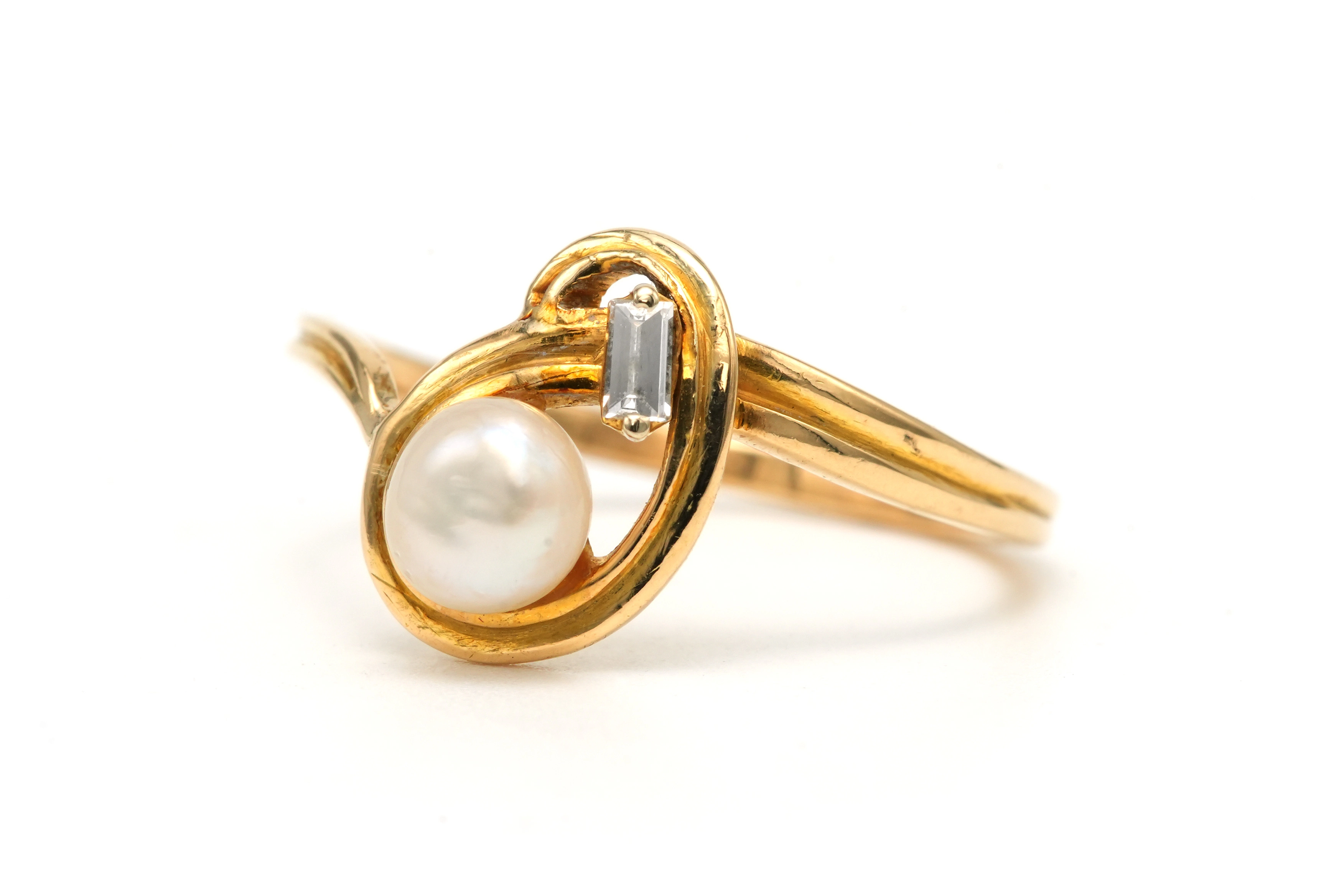Bague contemporaine en or jaune 18 carats sertie d'une perle et d'un diamant taille "baguette" - 2