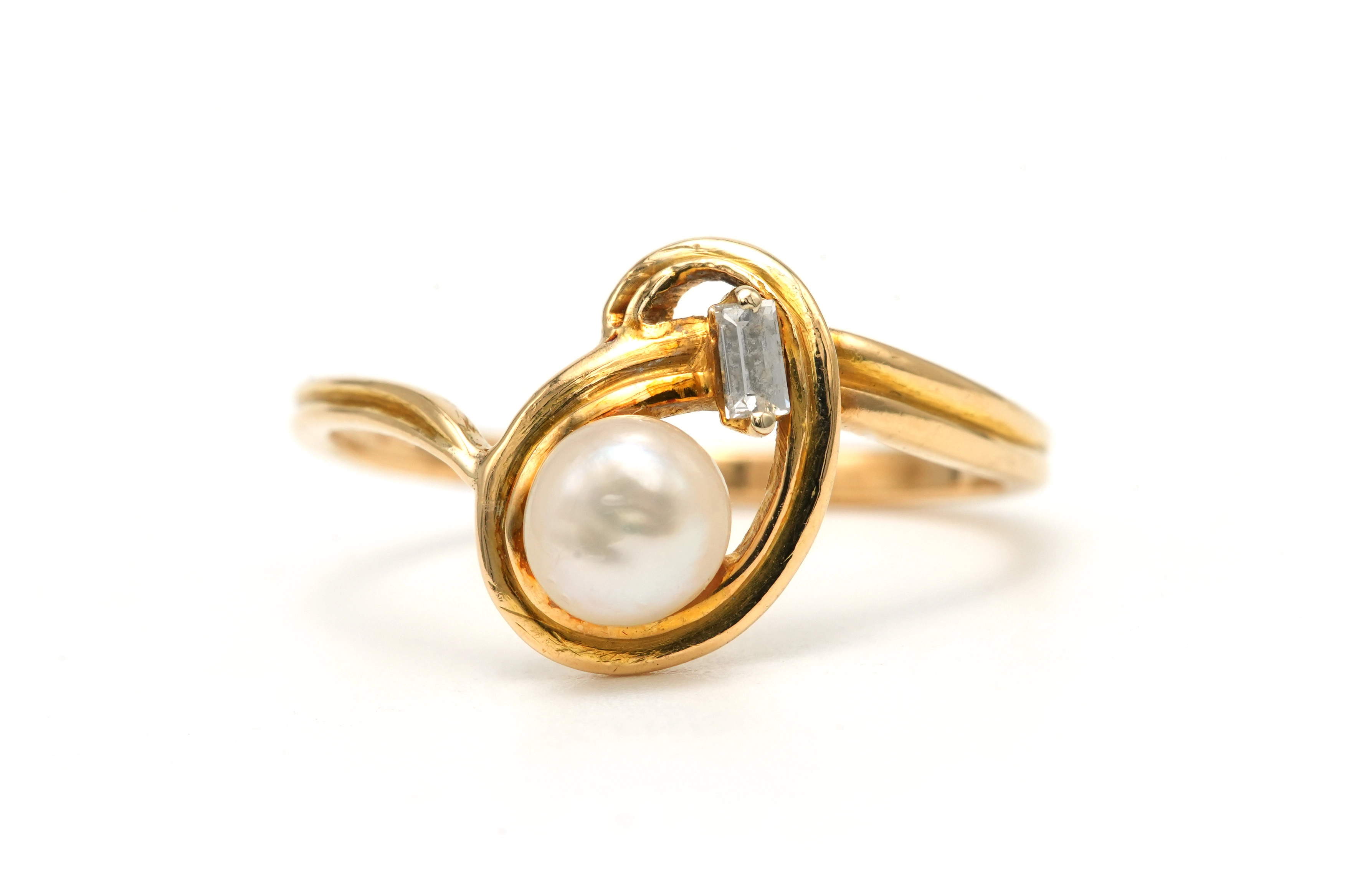 Bague contemporaine en or jaune 18 carats sertie d'une perle et d'un diamant taille "baguette" - 1