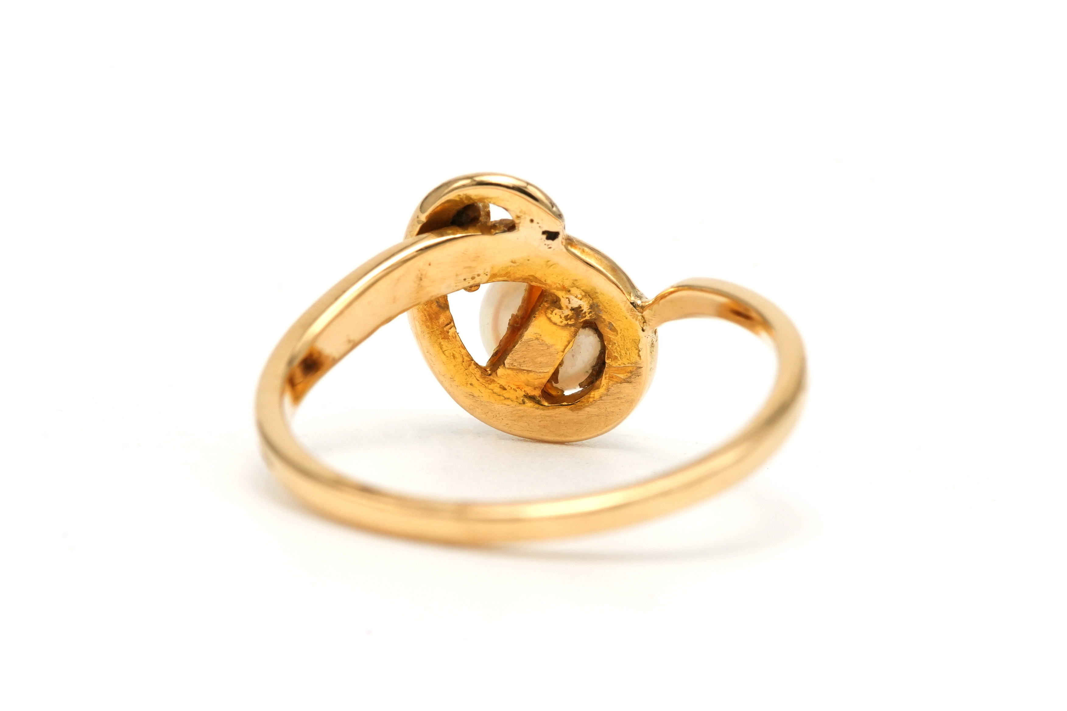 Bague contemporaine en or jaune 18 carats sertie d'une perle et d'un diamant taille "baguette" - 4