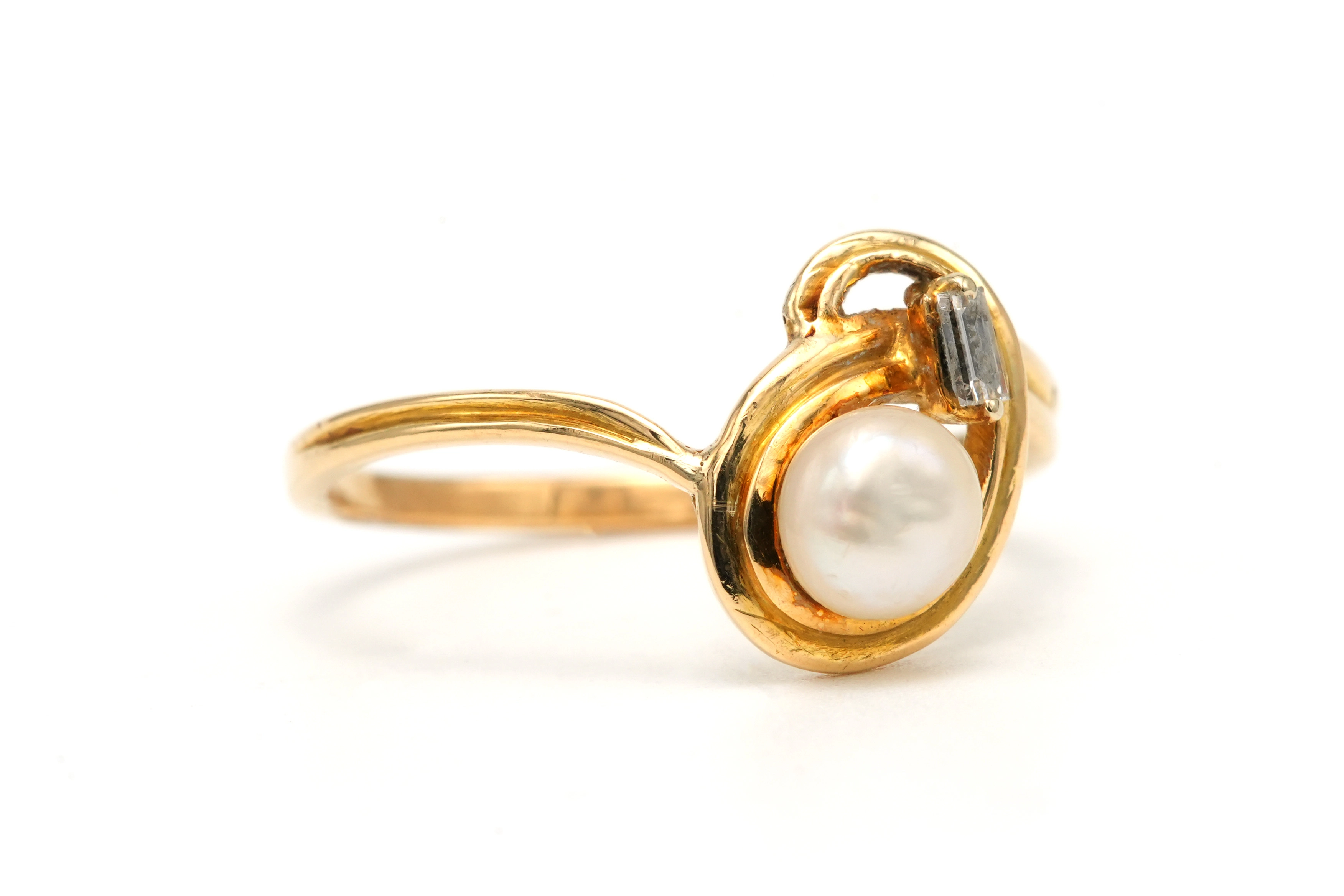 Bague contemporaine en or jaune 18 carats sertie d'une perle et d'un diamant taille "baguette" - 6
