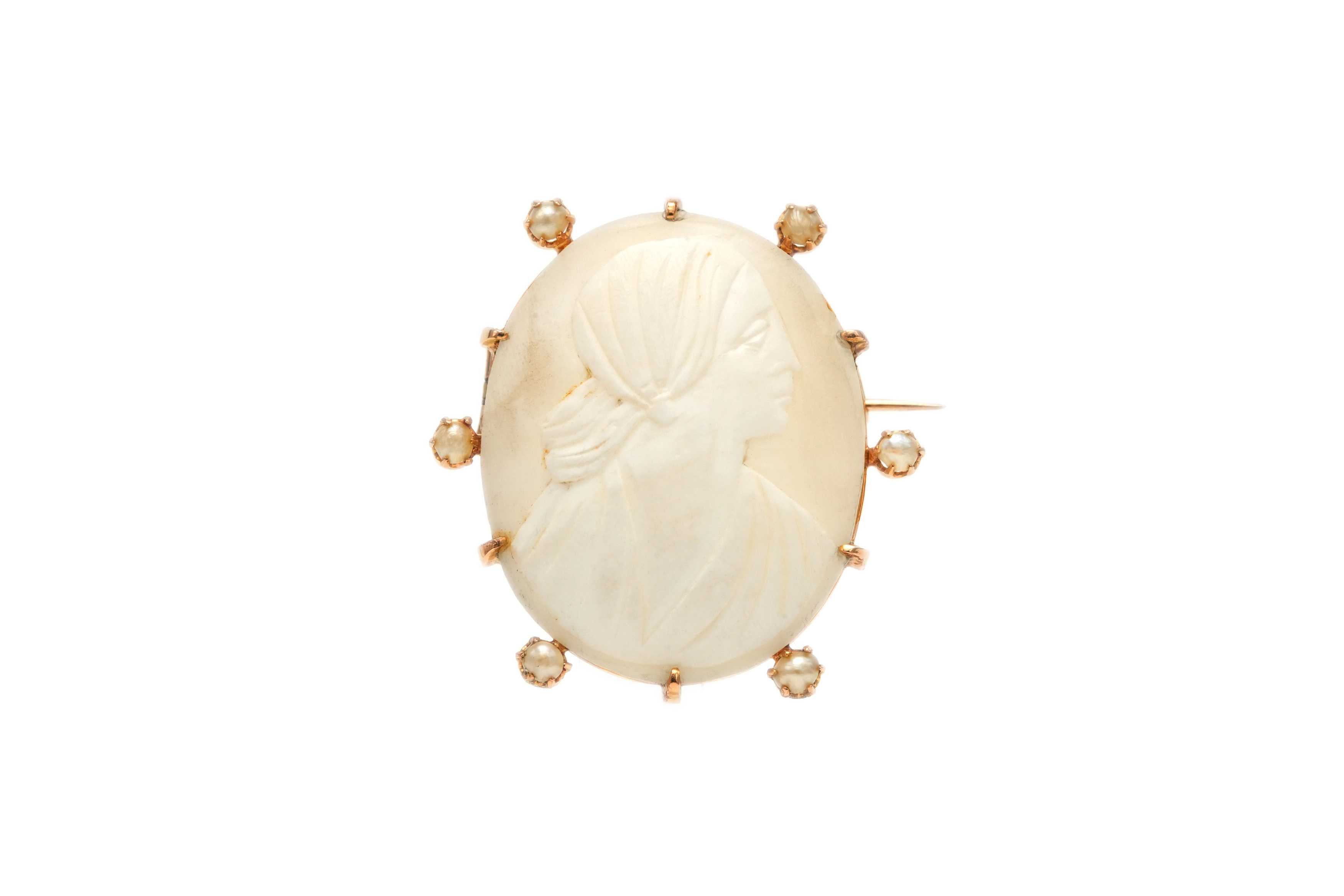 Broche Années 50 en or jaune 18 carats sertie de perles et d'un camée - 1