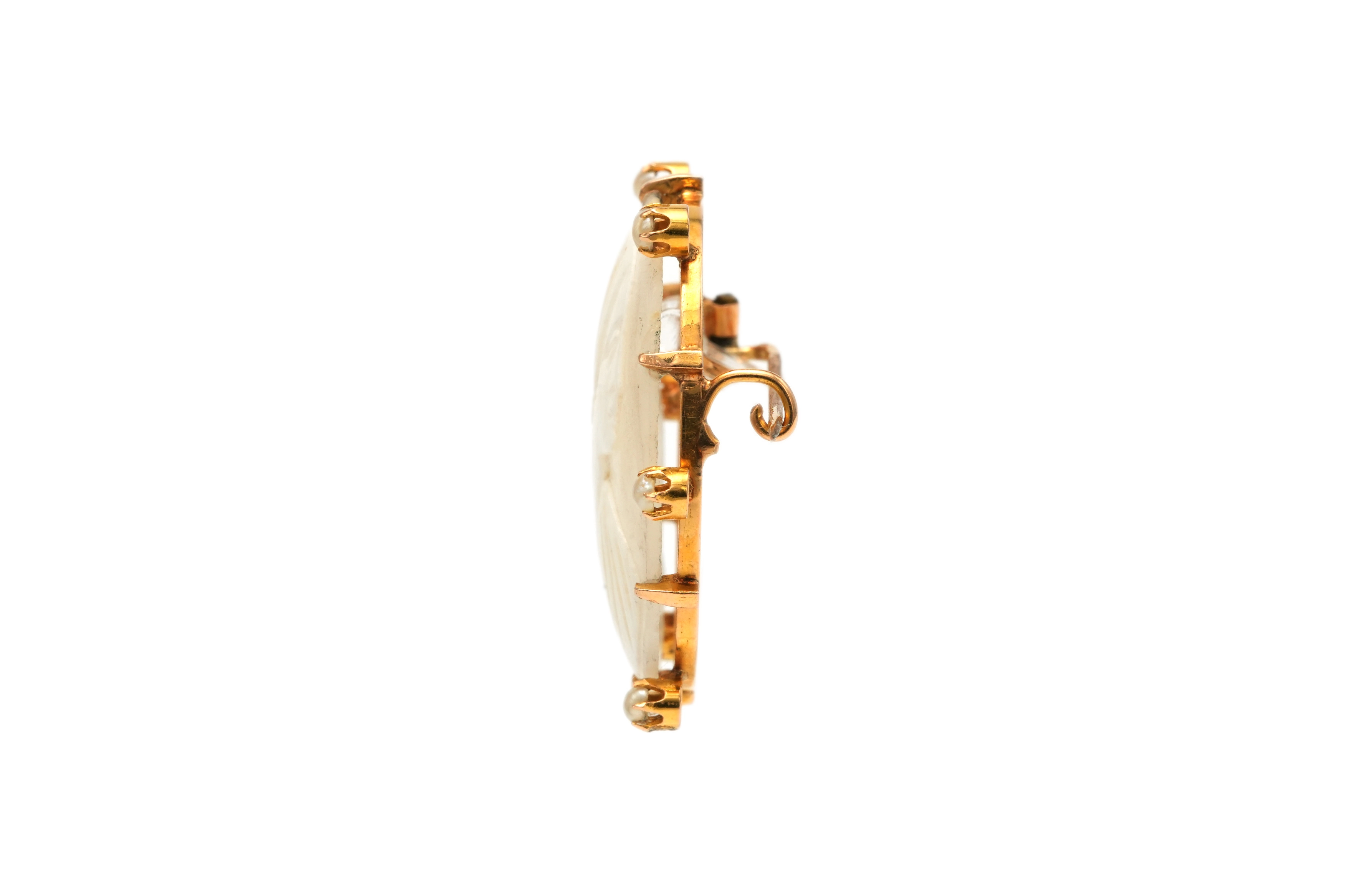 Broche Années 50 en or jaune 18 carats sertie de perles et d'un camée - 3