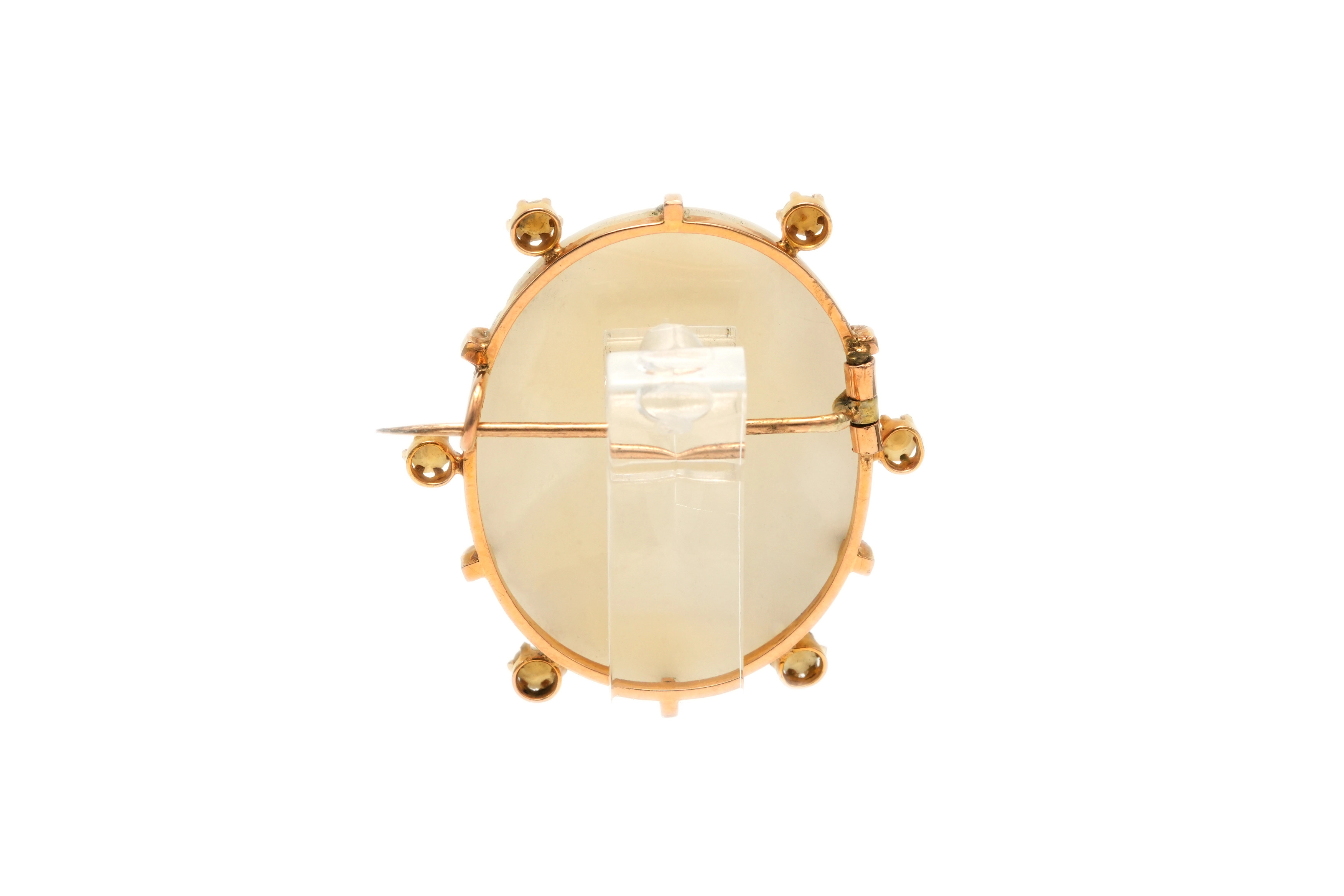 Broche Années 50 en or jaune 18 carats sertie de perles et d'un camée - 4