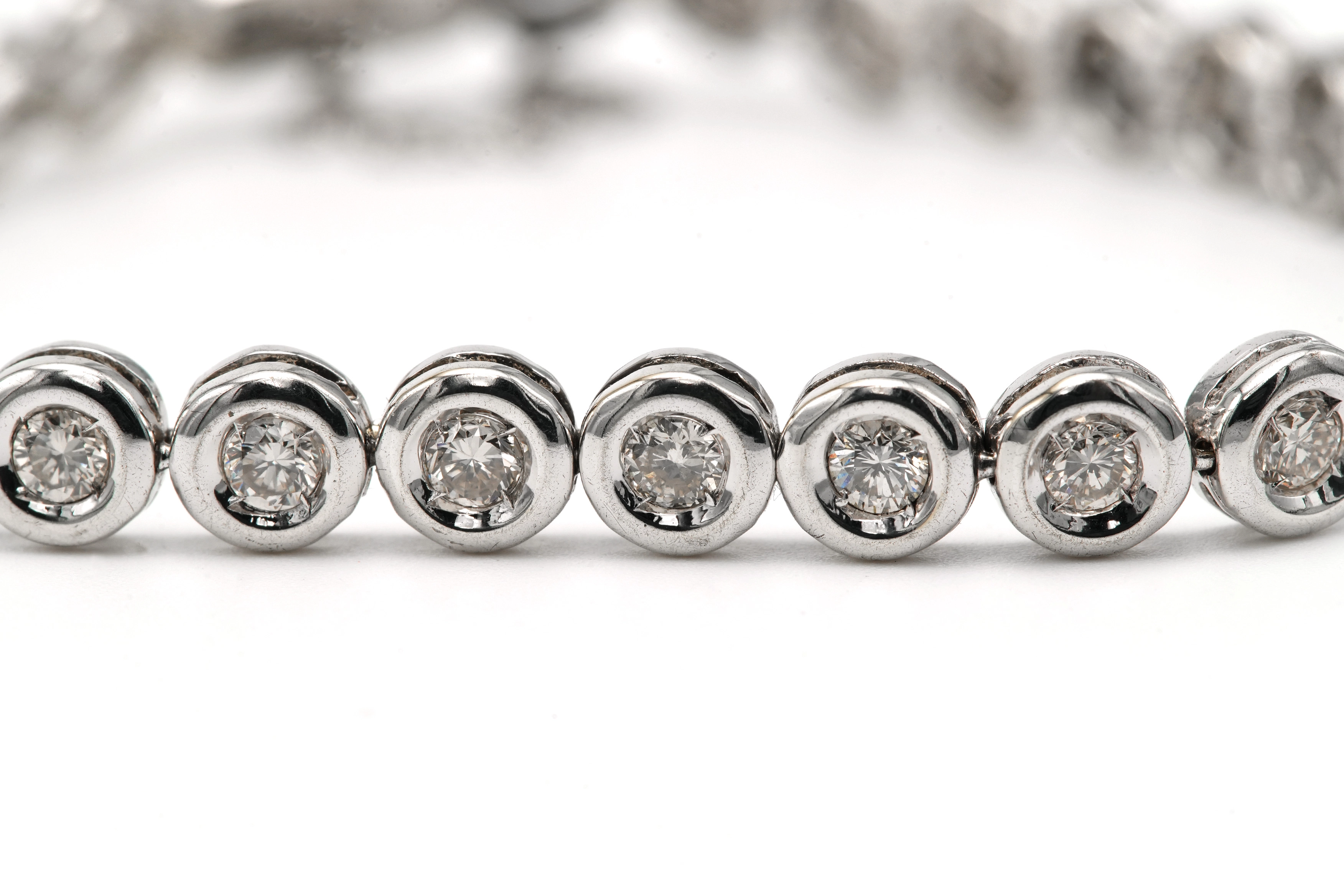 Bracelet contemporain en or blanc 18 carats serti de diamants taille "brillant" (+- 2.56 ct) - 5