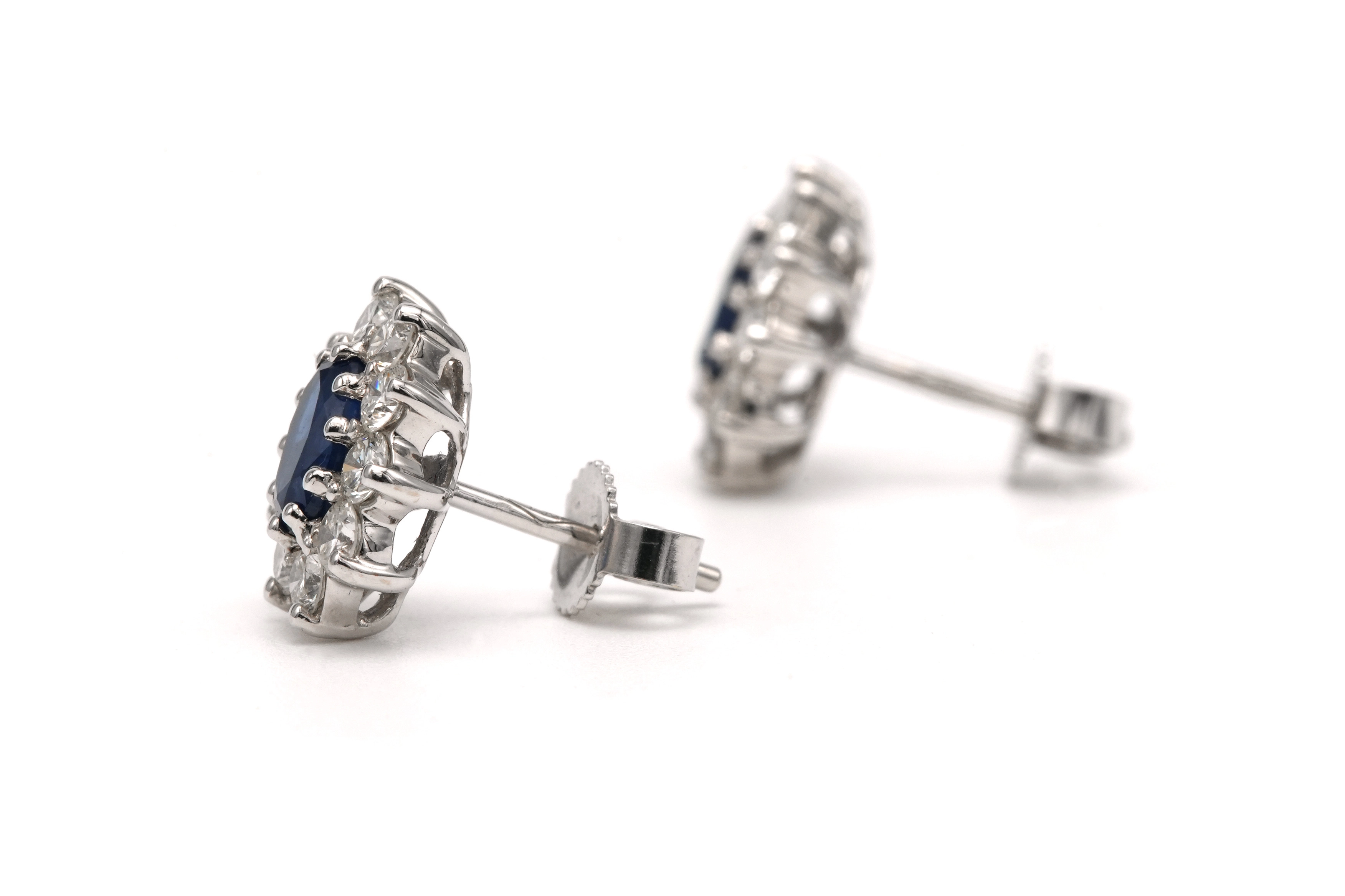 Boucles d'oreilles contemporaines en or blanc 18 carats serties de saphirs et de diamants taille "brillant" (+- 0.80 ct) - 3
