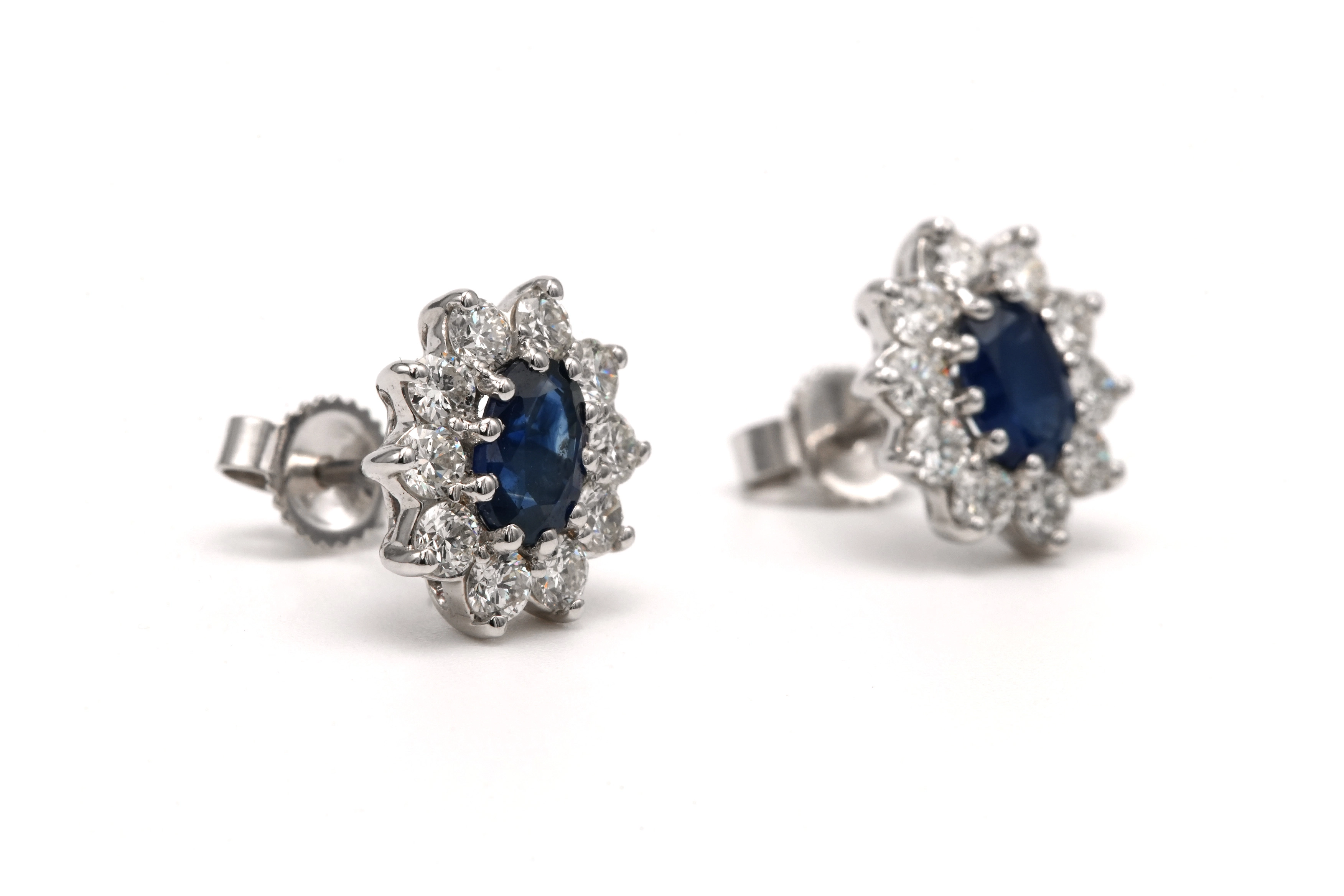 Boucles d'oreilles contemporaines en or blanc 18 carats serties de saphirs et de diamants taille "brillant" (+- 0.80 ct) - 6