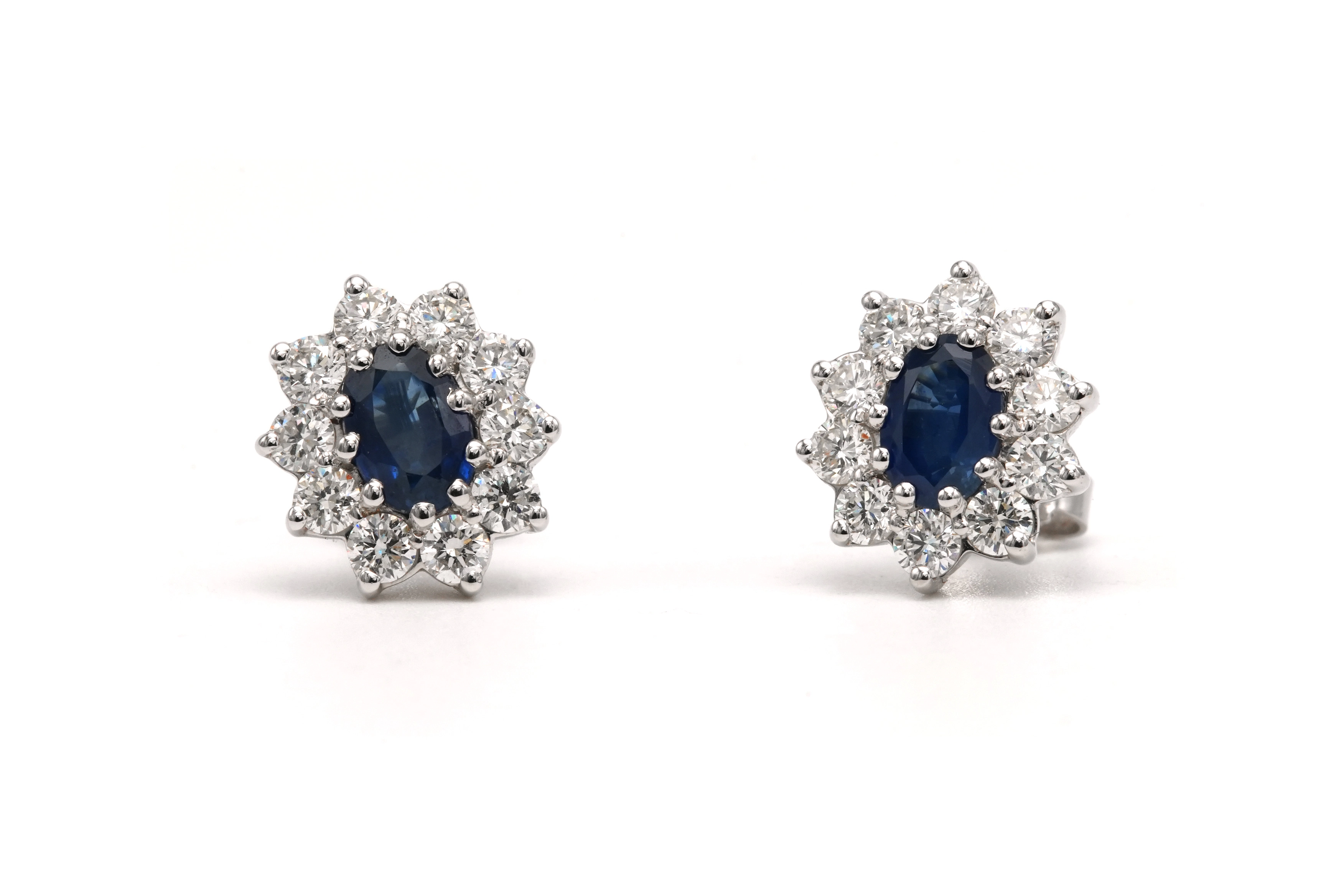 Boucles d'oreilles contemporaines en or blanc 18 carats serties de saphirs et de diamants taille "brillant" (+- 0.80 ct) - 1