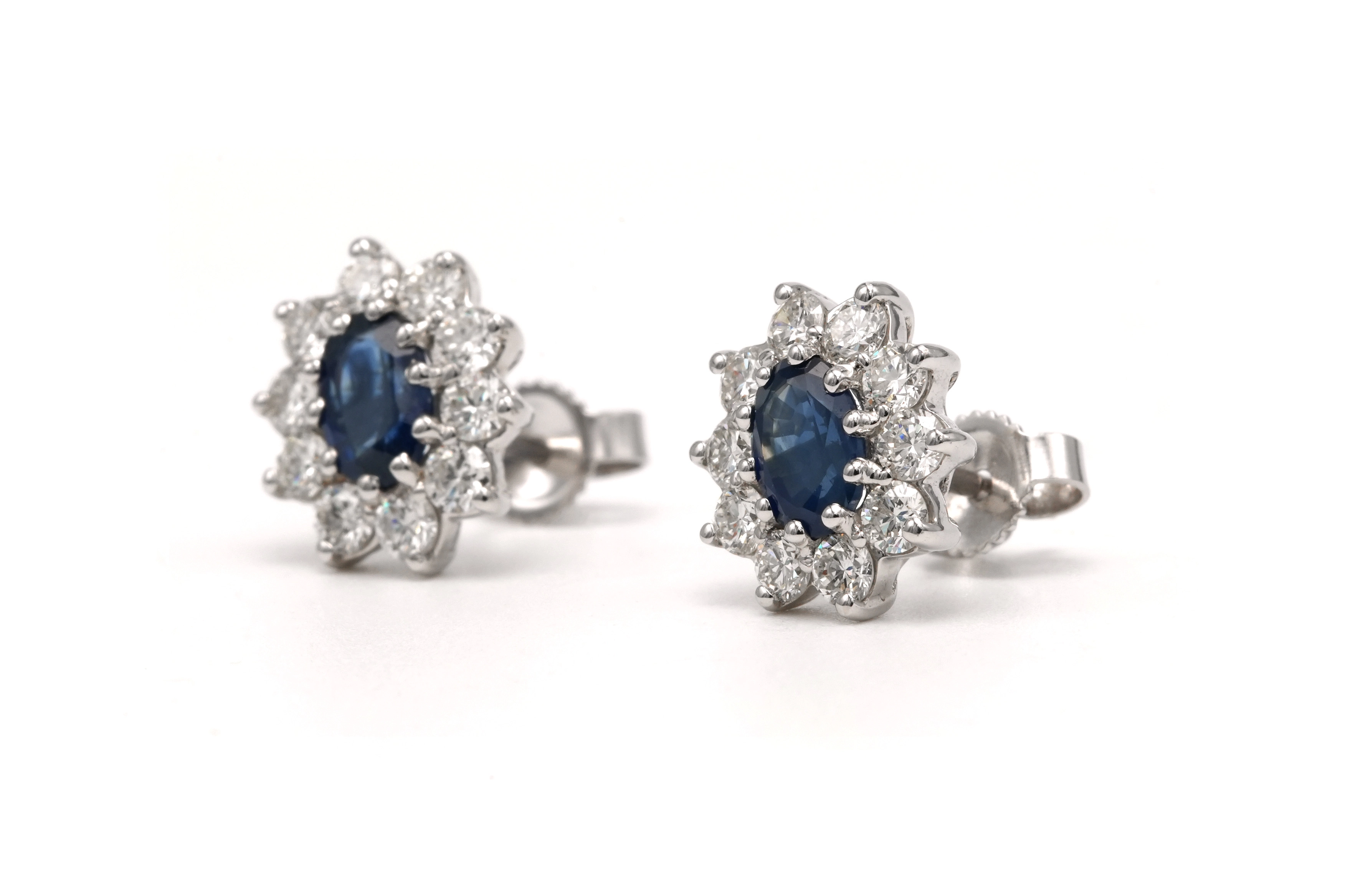 Boucles d'oreilles contemporaines en or blanc 18 carats serties de saphirs et de diamants taille "brillant" (+- 0.80 ct) - 2