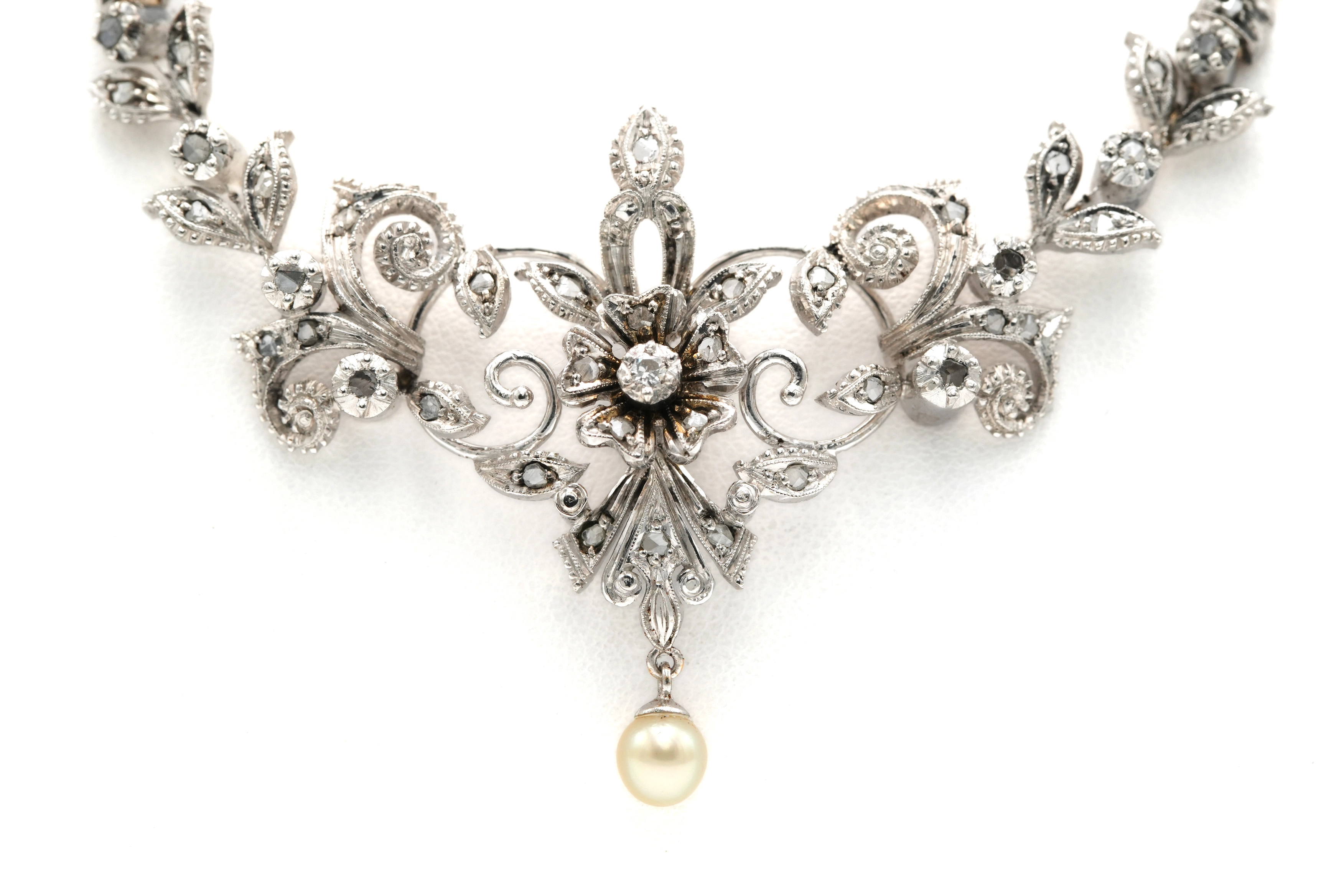Collier Art Nouveau en or jaune et blanc 18 carats serti de diamants taille "rose", d'un "old cut" et d'une perle - 1