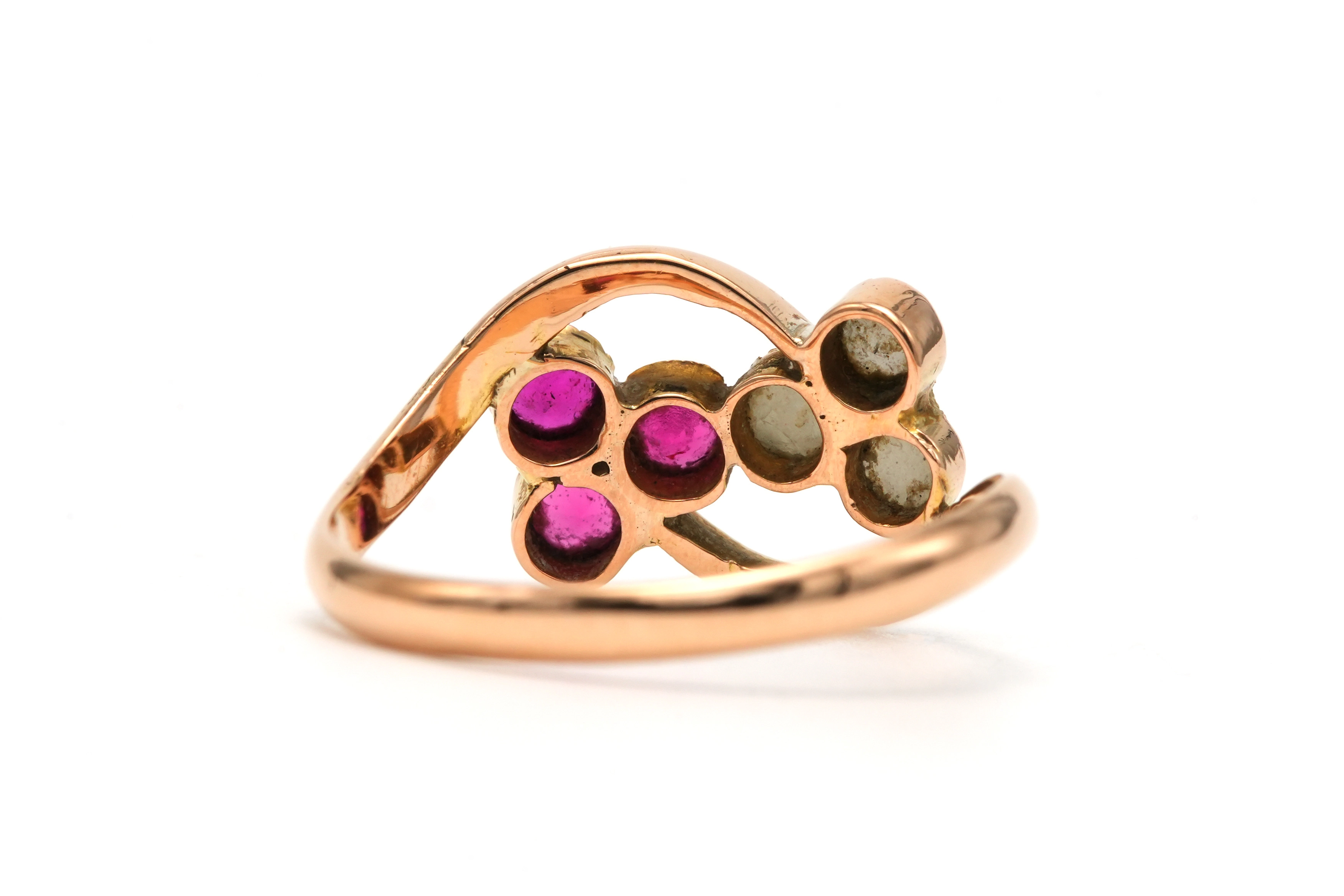 Bague Art Nouveau en or jaune 18 carats sertie de rubis et de perles - 4