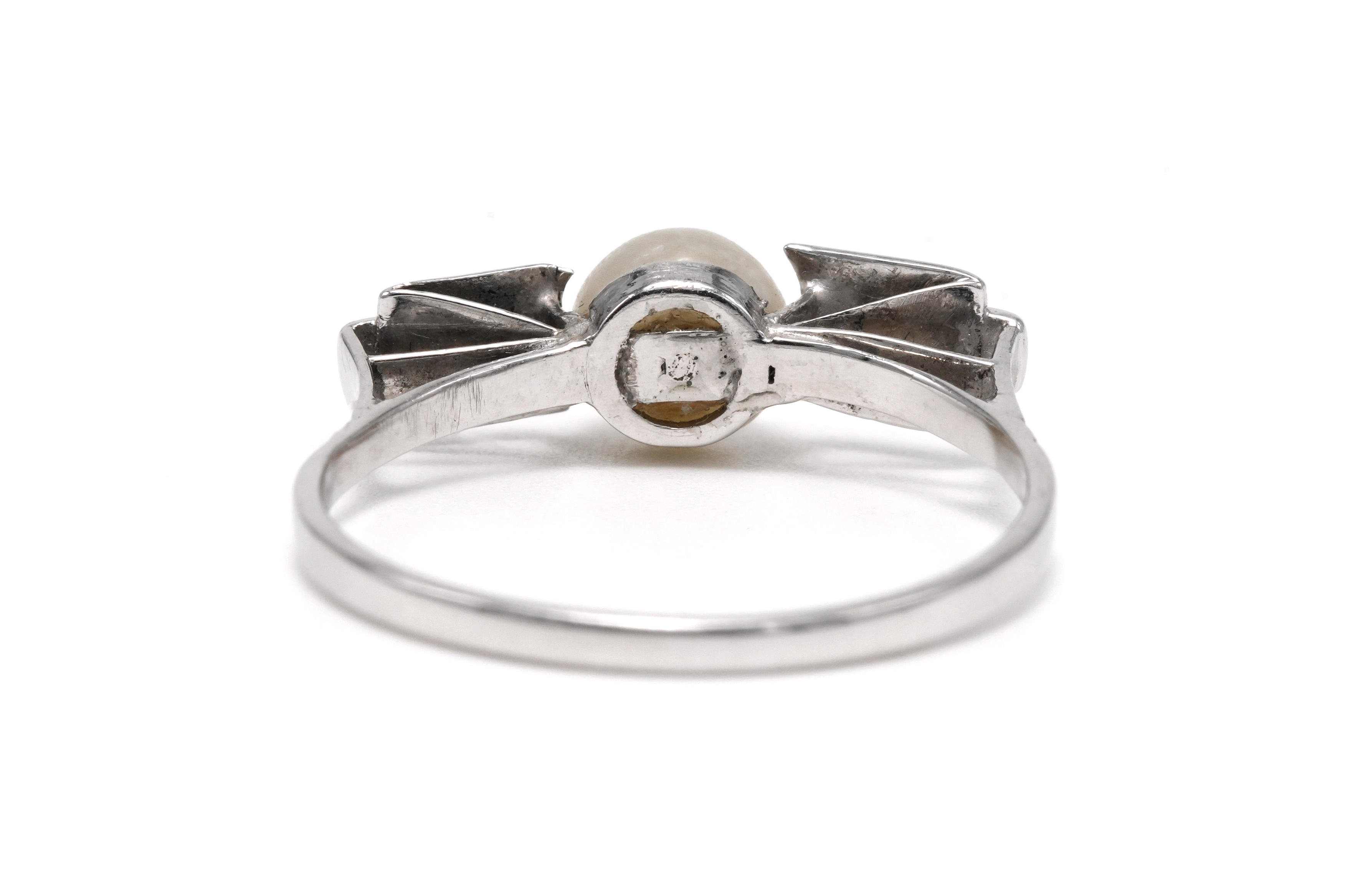 Bague Art Déco en or blanc 18 carats sertie de diamant taille "8/8" et d'une perle - 4