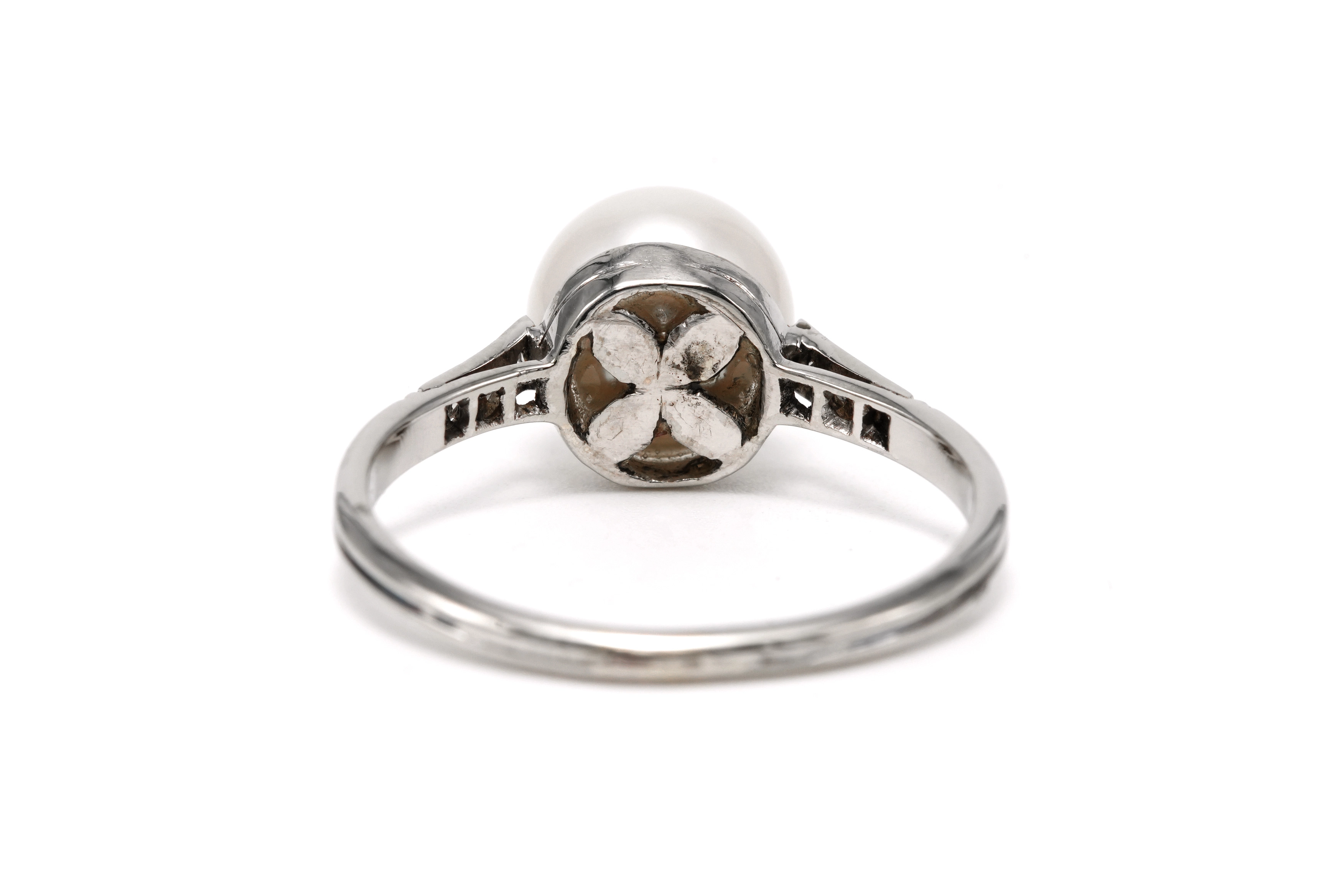 Bague Art Déco en or blanc 18 carats sertie de diamants taille "8/8" et d'une perle - 4