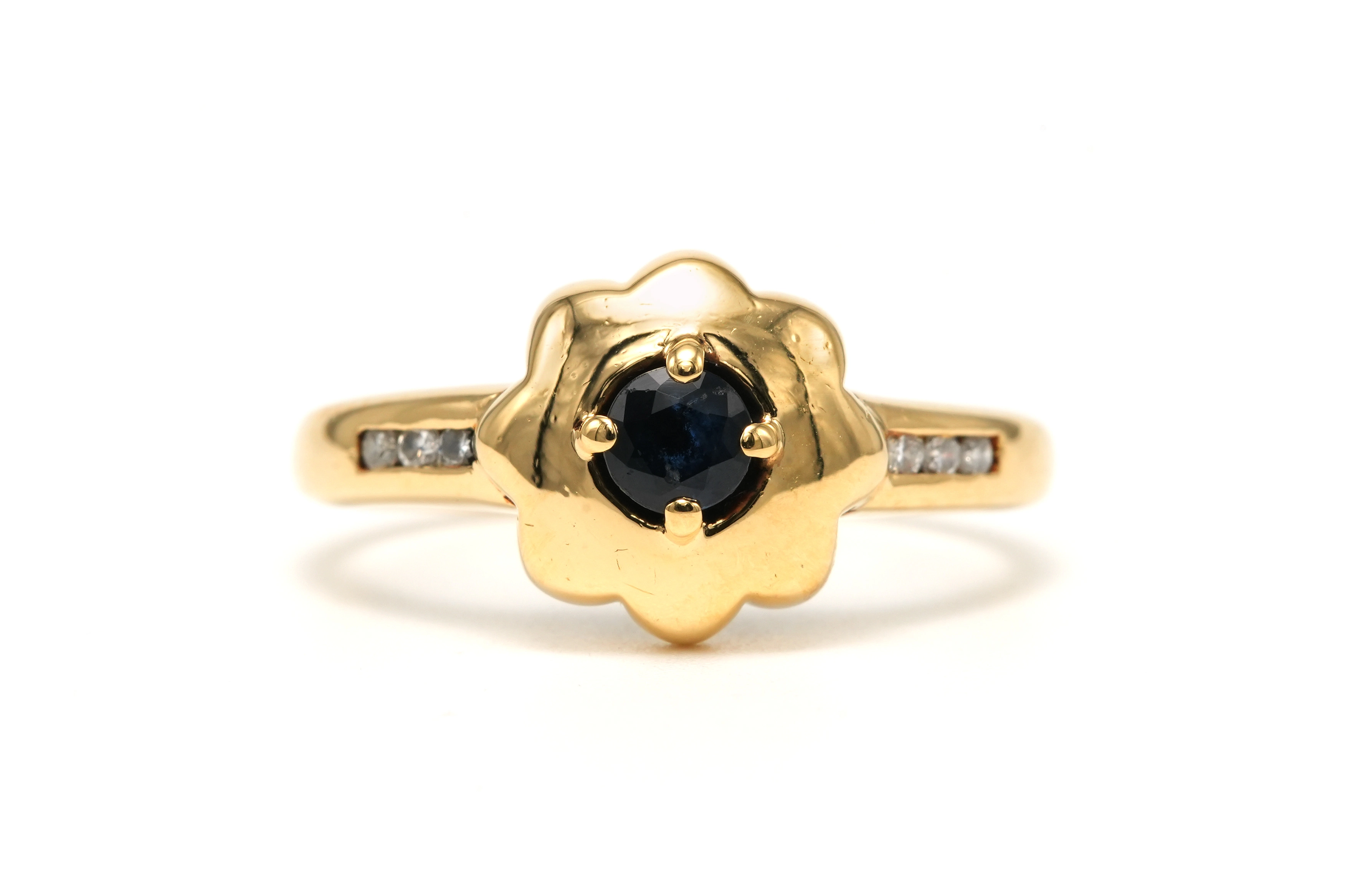 Bague contemporaine en or jaune 18 carats sertie d'un saphir et de diamants "taille" brillant (+- 0.06 ct) - 1