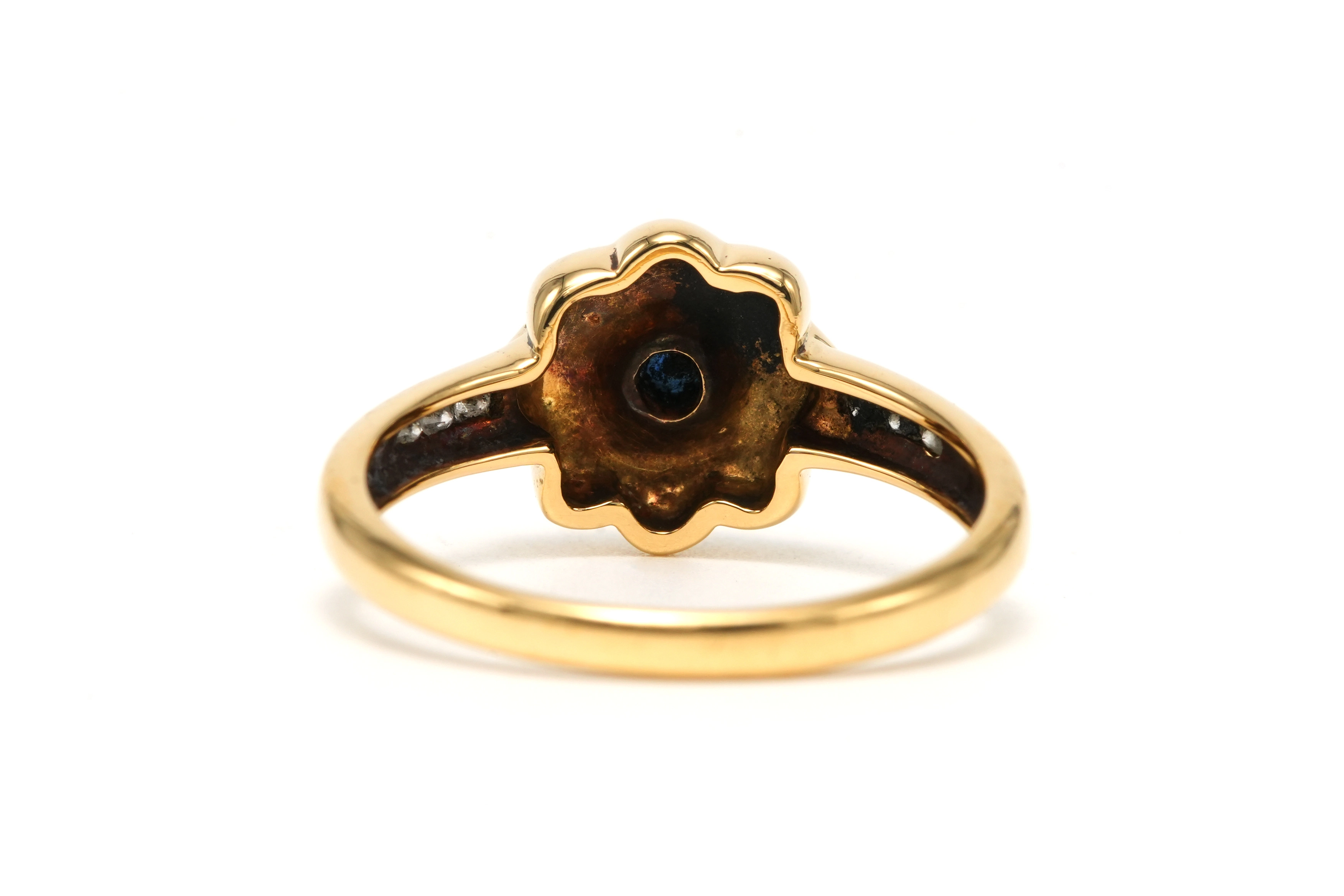 Bague contemporaine en or jaune 18 carats sertie d'un saphir et de diamants "taille" brillant (+- 0.06 ct) - 4