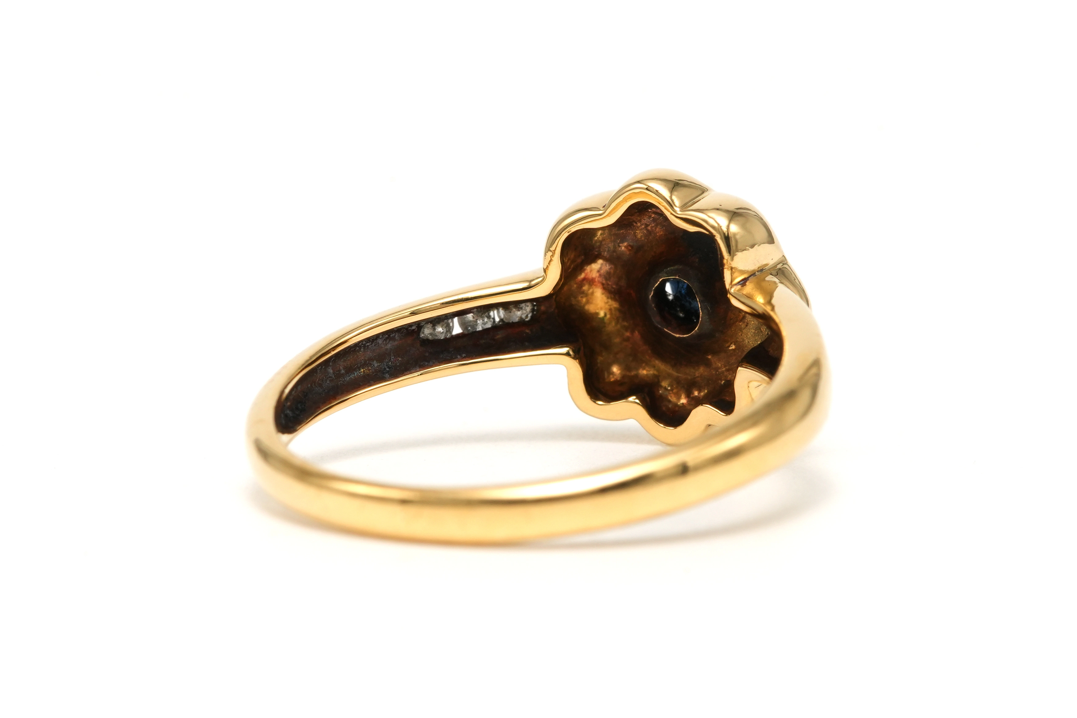 Bague contemporaine en or jaune 18 carats sertie d'un saphir et de diamants "taille" brillant (+- 0.06 ct) - 5