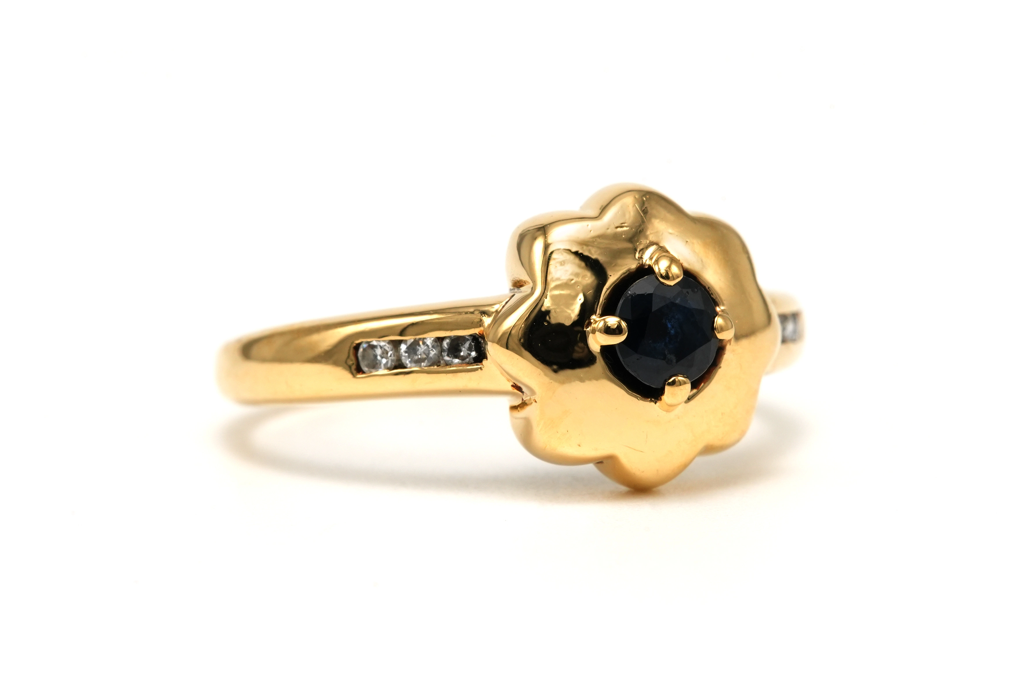 Bague contemporaine en or jaune 18 carats sertie d'un saphir et de diamants "taille" brillant (+- 0.06 ct) - 6