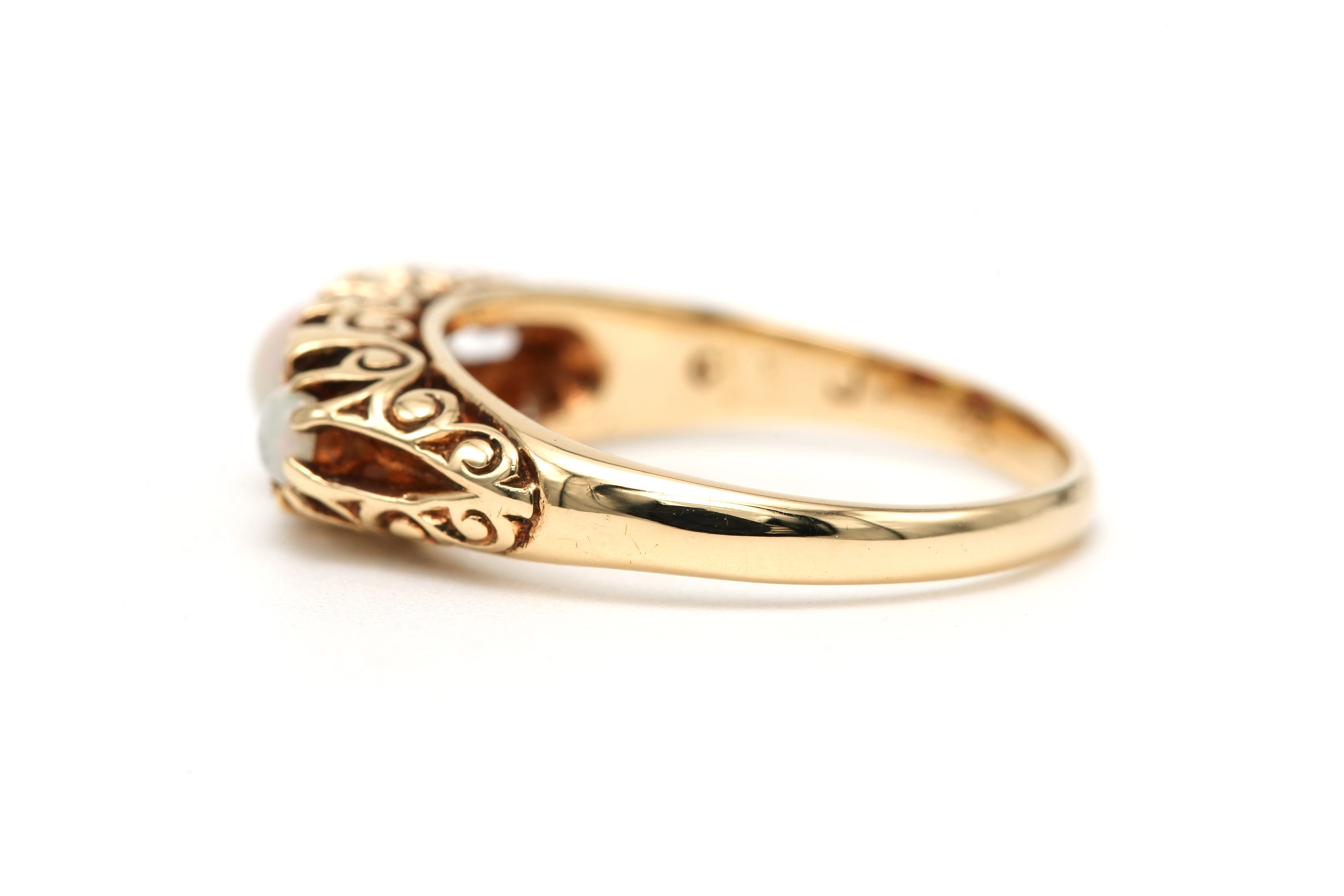 Bague Napoléon III en or jaune 9 carats sertie de rubis et d'opales - 3