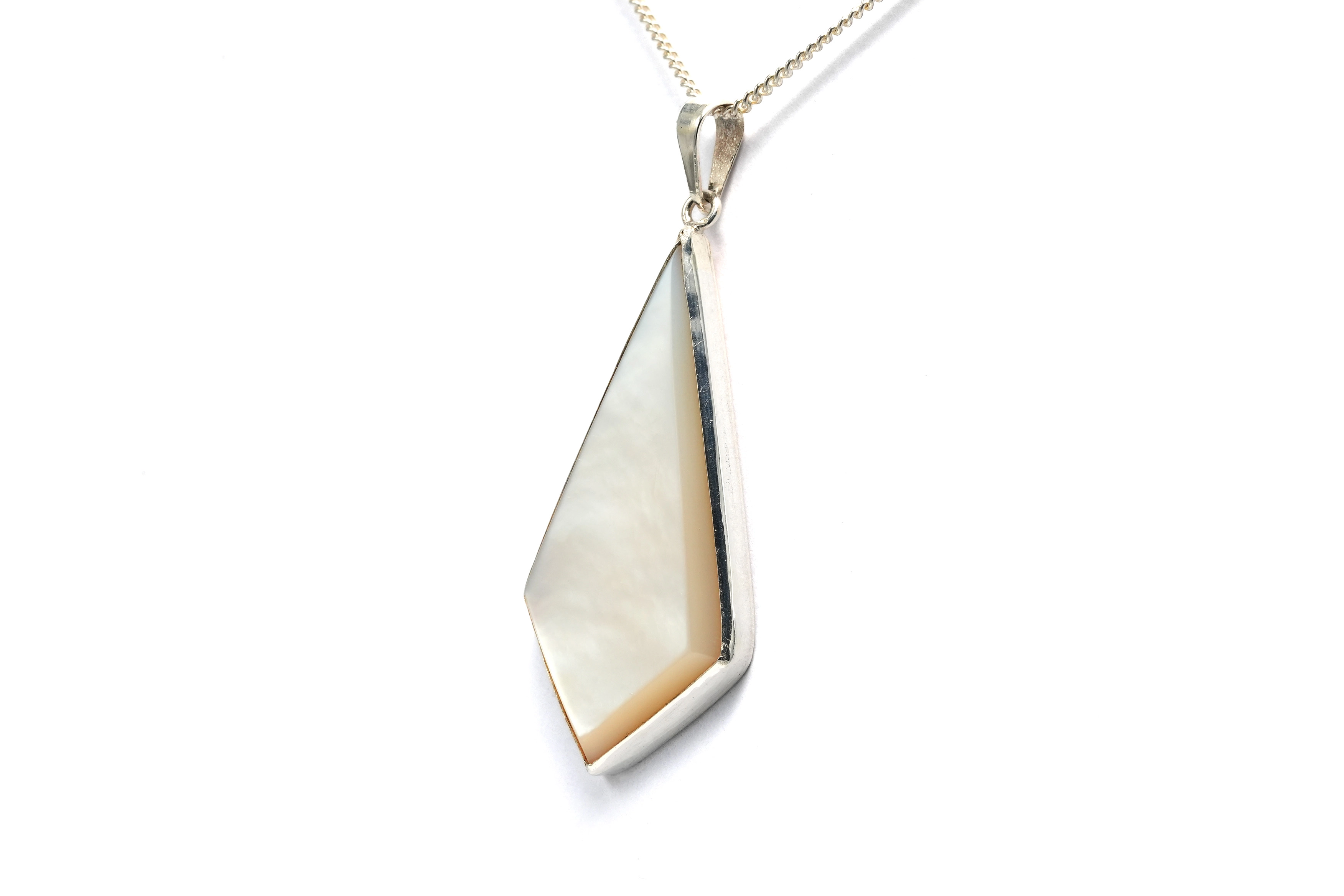 Pendentif contemporain en argent serti d'une nacre - 1