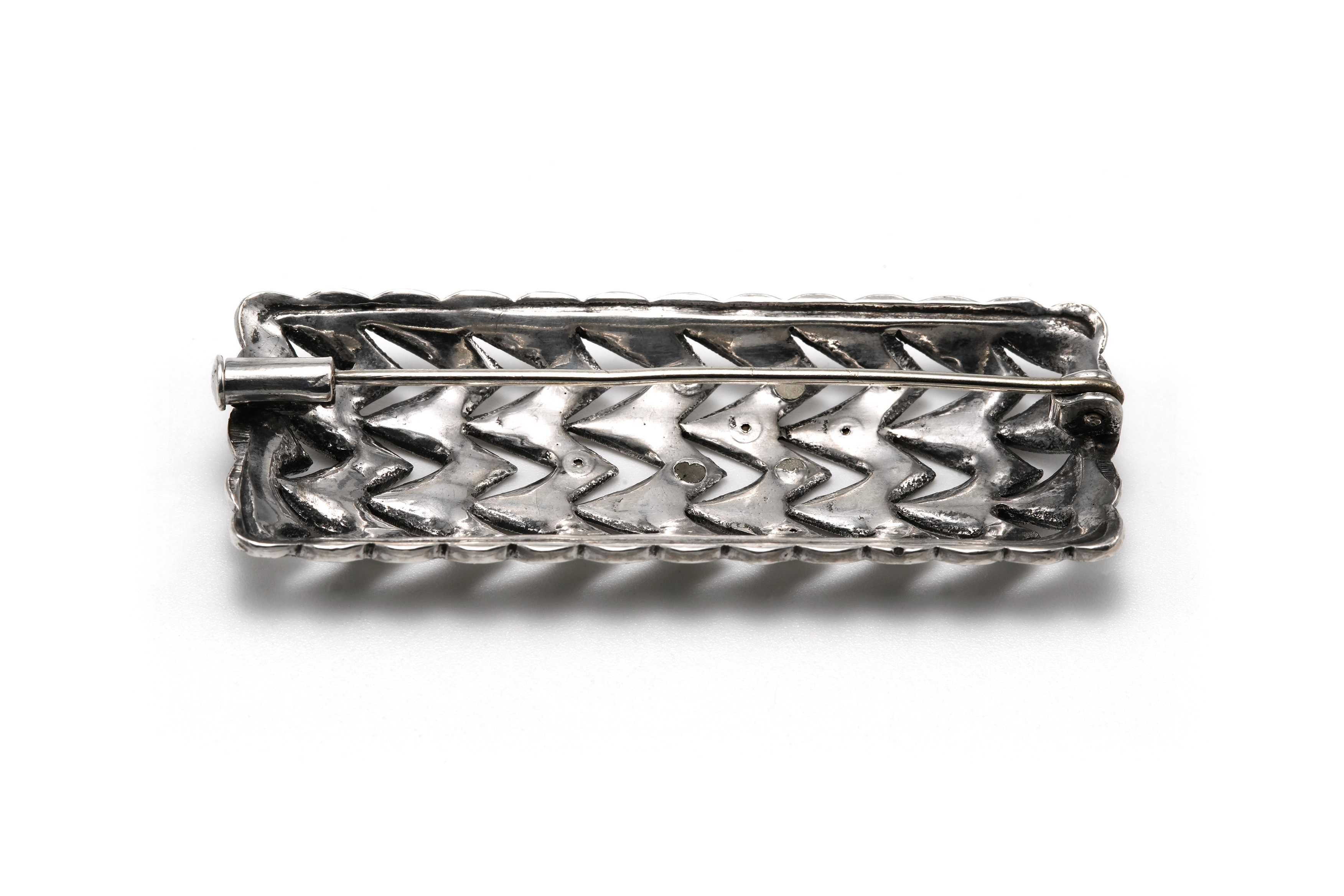 Broche Art Déco en argent sertie de marcassites - 4